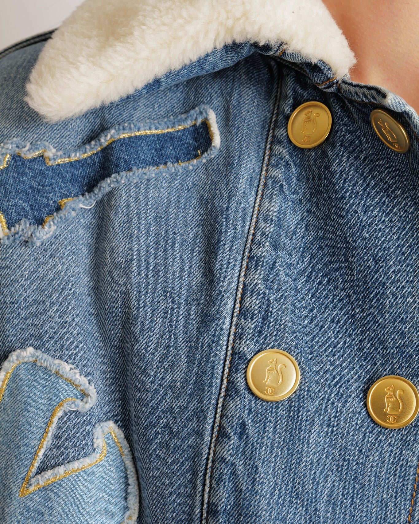 Chanel Métiers d’Art 2019 Blue Denim Jacket with Faux Fur Lining and Patchwork Details with Gold Cat CC Logo Buttons Size FR 34 (UK 6) - Image 6
