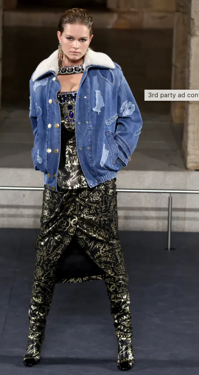 Chanel Métiers d’Art 2019 Blue Denim Jacket with Faux Fur Lining and Patchwork Details with Gold Cat CC Logo Buttons Size FR 34 (UK 6) - Image 8
