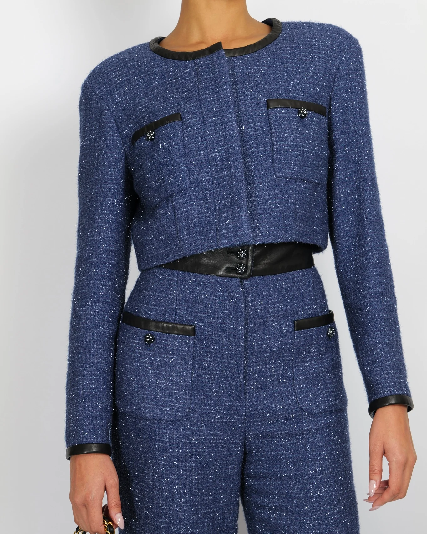 Chanel Cruise 2019 Blue Tweed Cropped Jacket and Trousers Set with CC Logo Buttons and Black Leather Trims Size FR 36/38 (UK 8/10) - Image 2