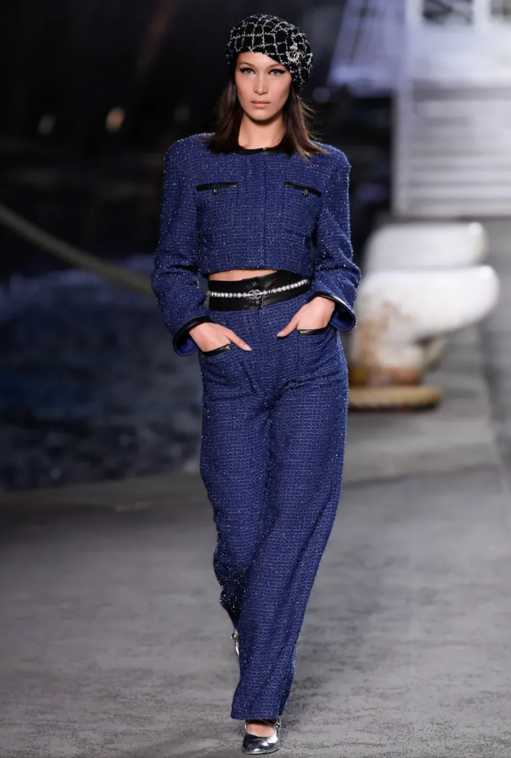 Chanel Cruise 2019 Blue Tweed Cropped Jacket and Trousers Set with CC Logo Buttons and Black Leather Trims Size FR 36/38 (UK 8/10) - Image 6