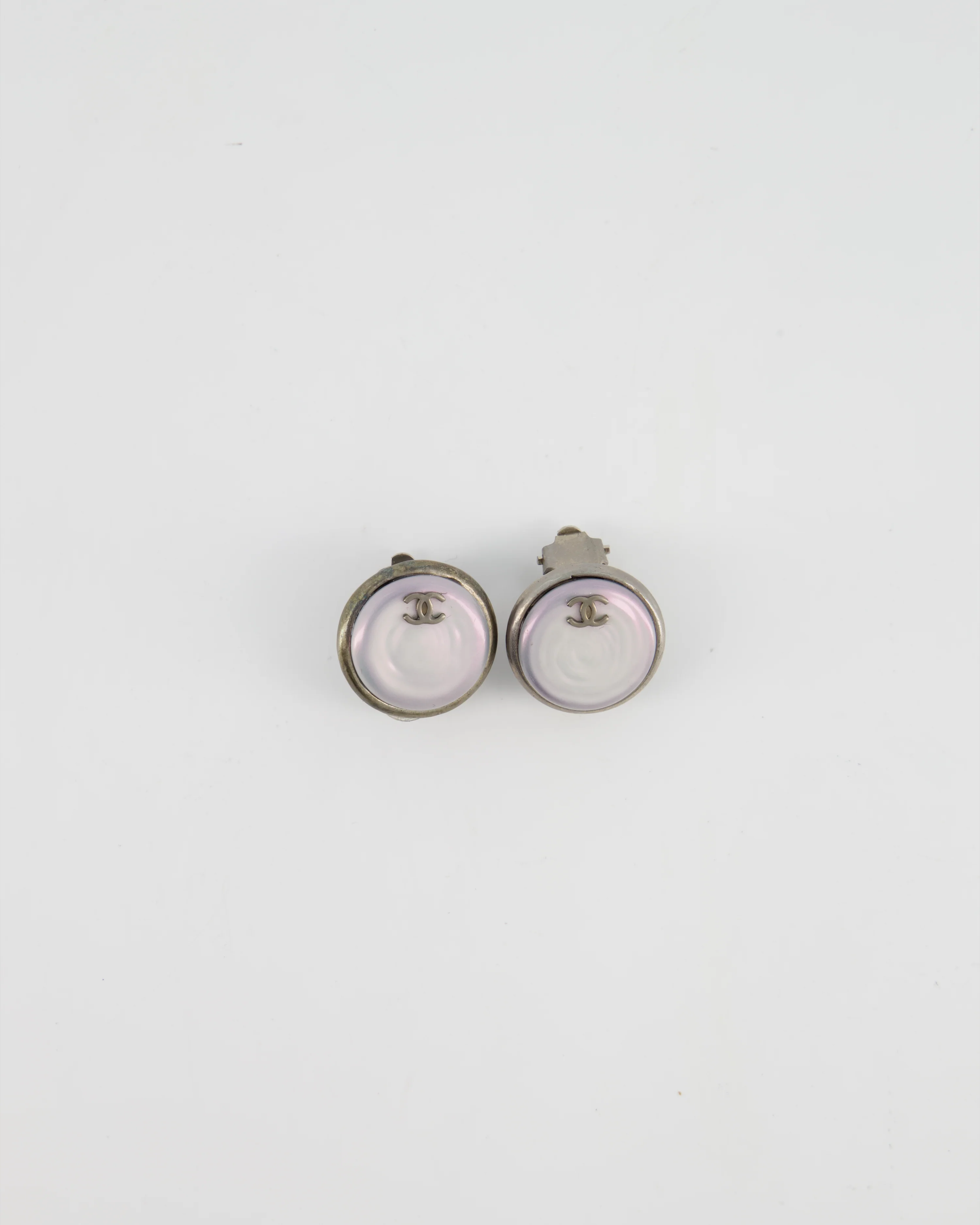 Chanel 99P Brushed Silver Round Iridescent Pearl CC Small Logo Clip-On Earrings - Image 3