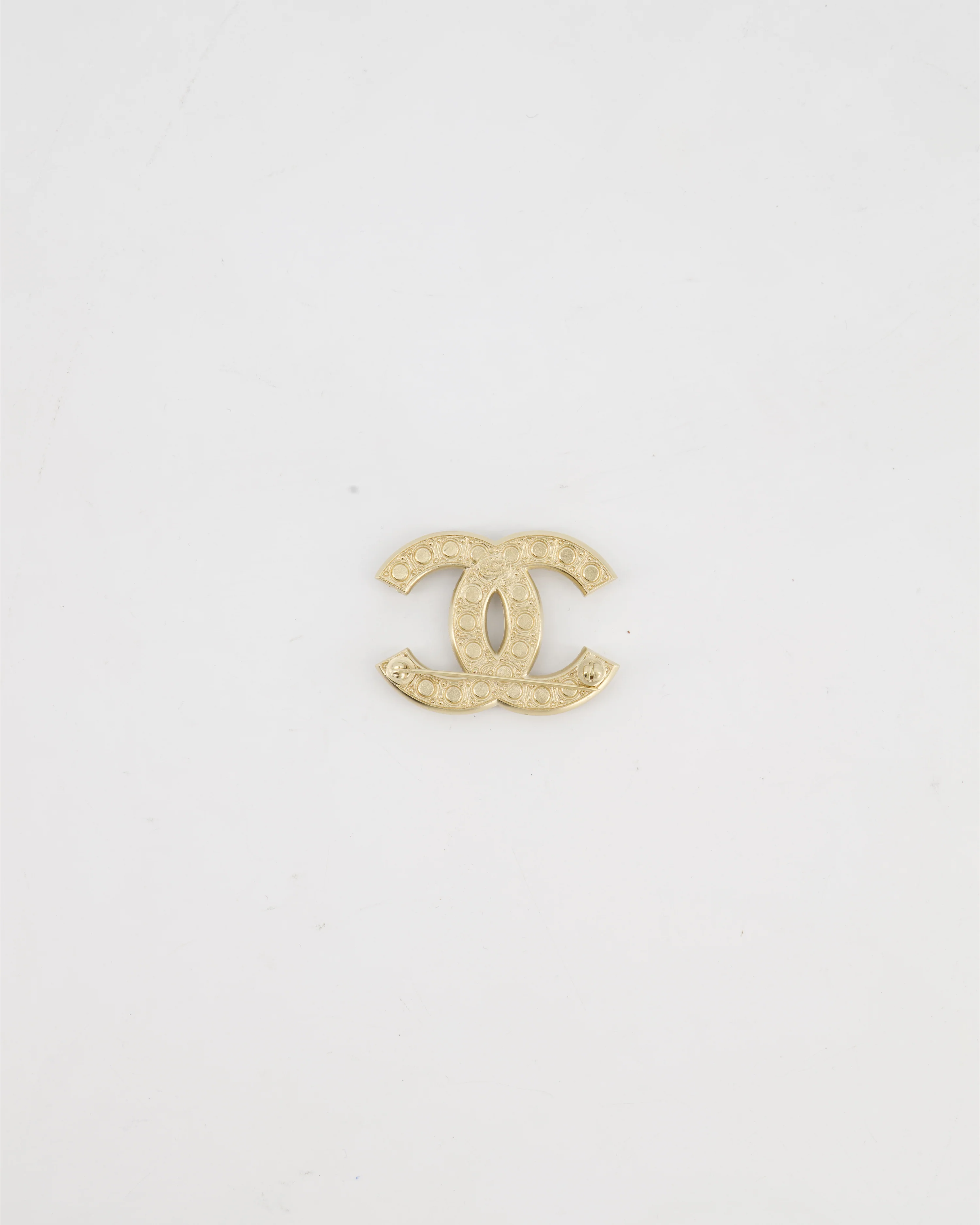 Chanel Champagne Gold CC Brooch with Embellished Pearls Detail - Image 10