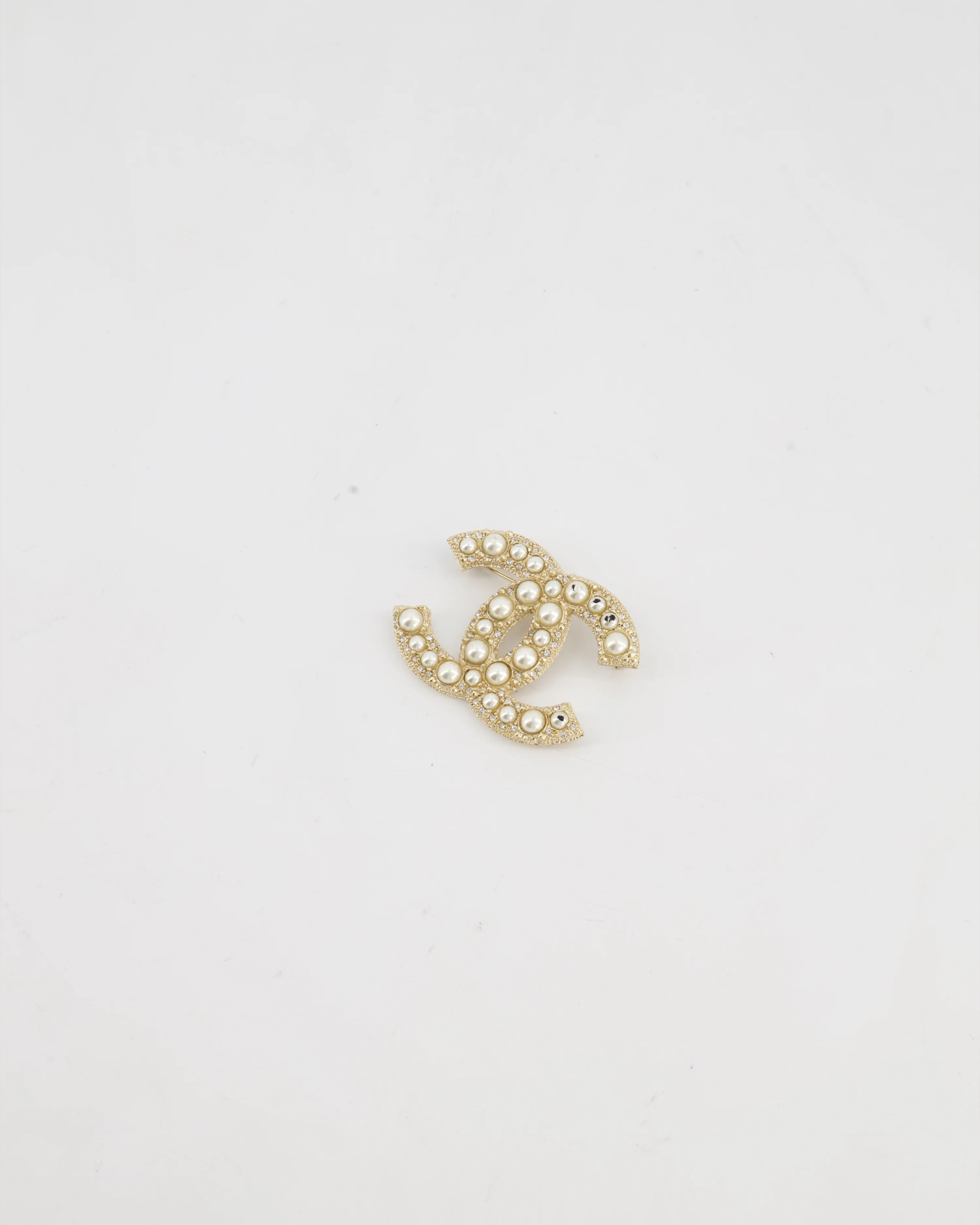 Chanel Champagne Gold CC Brooch with Embellished Pearls Detail - Image 3