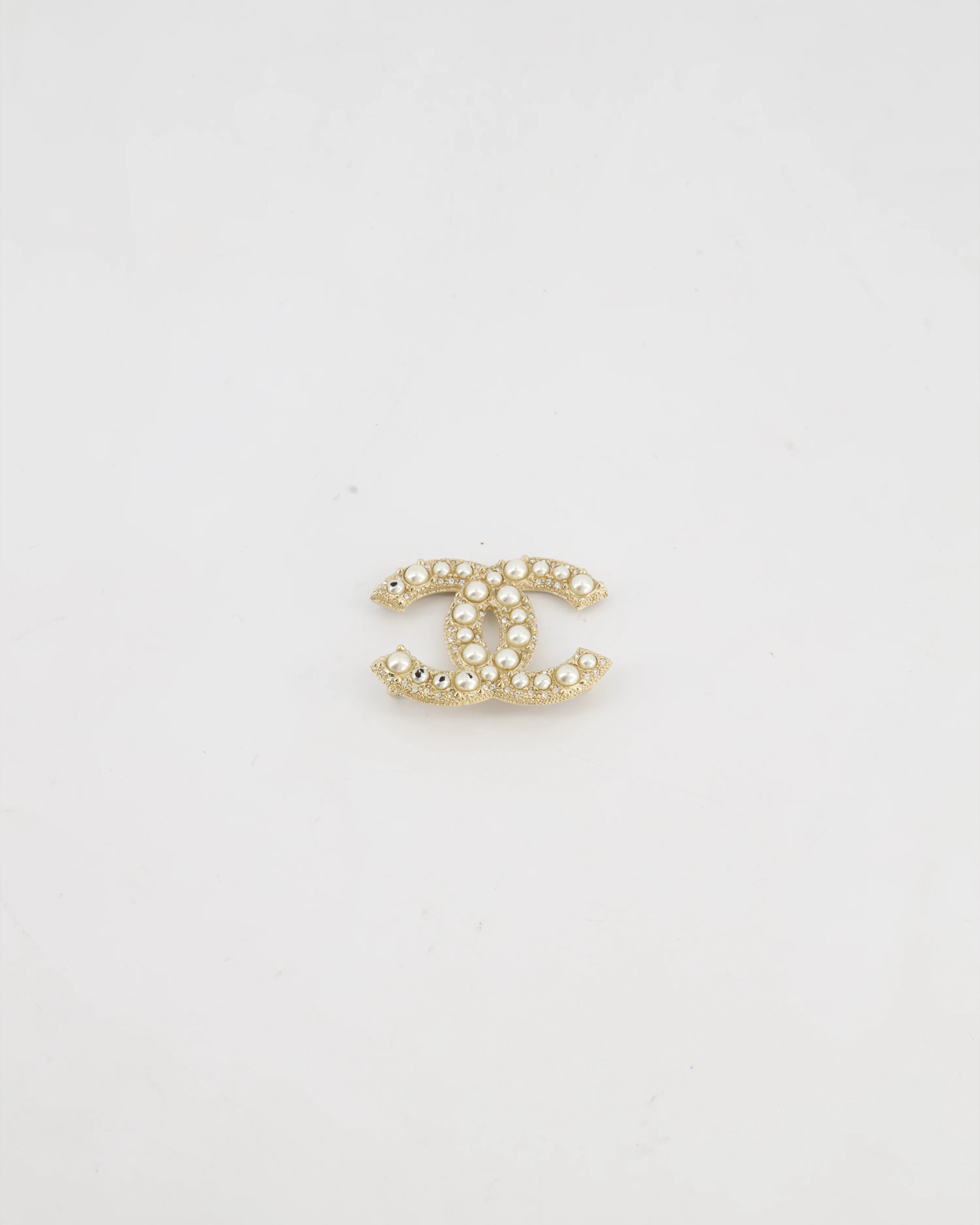 Chanel Champagne Gold CC Brooch with Embellished Pearls Detail - Image 4