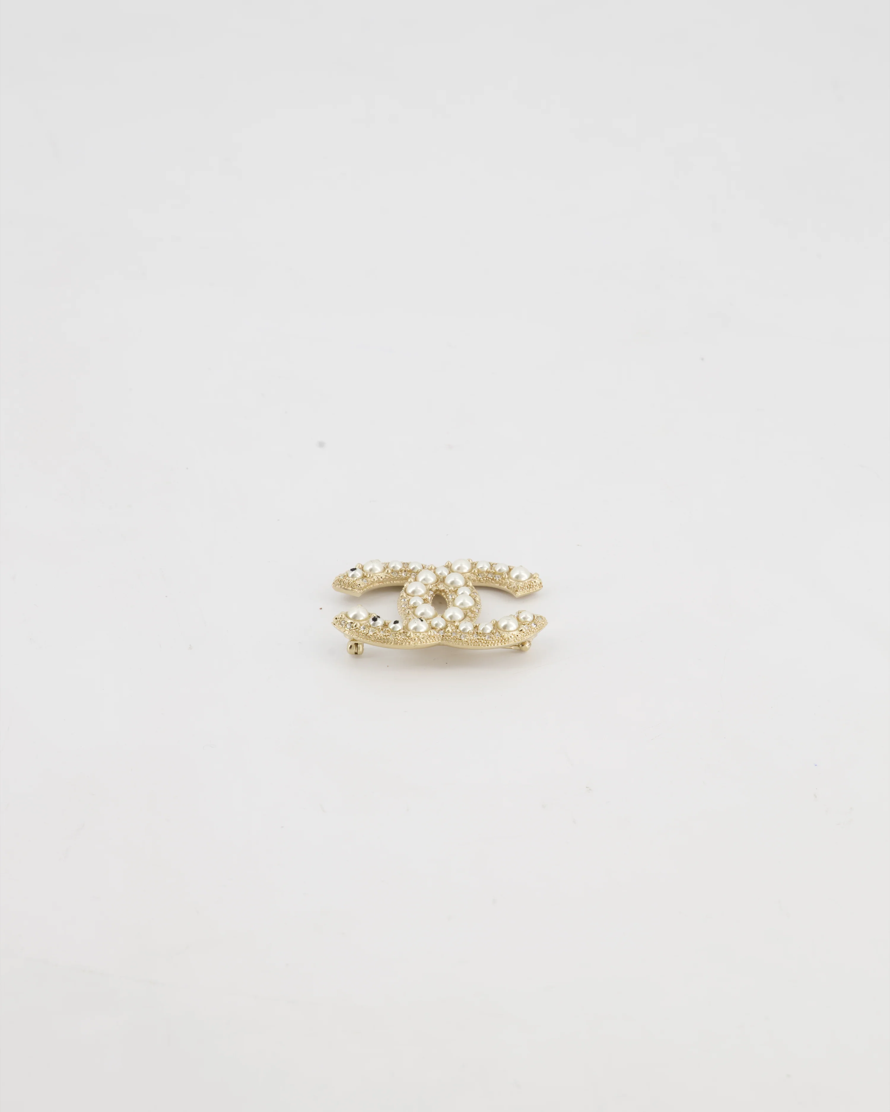 Chanel Champagne Gold CC Brooch with Embellished Pearls Detail - Image 5