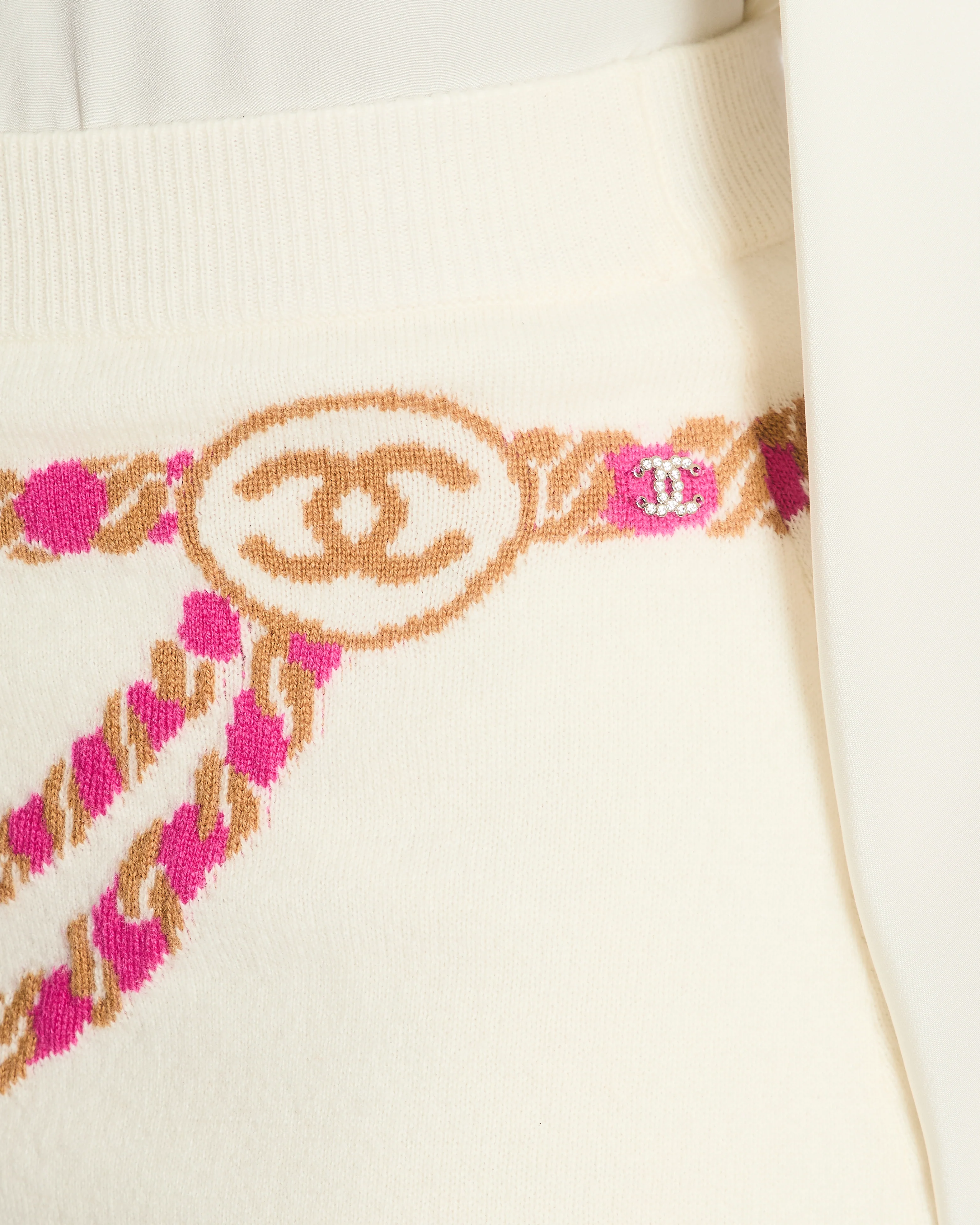 Chanel 23N Coco Neige Cream Cashmere Mini Skirt with Fuchsia and Beige CC Logo Chain Pattern with Crystal Embellished CC Logo Detail Size FR 34 (UK 6) - Image 4