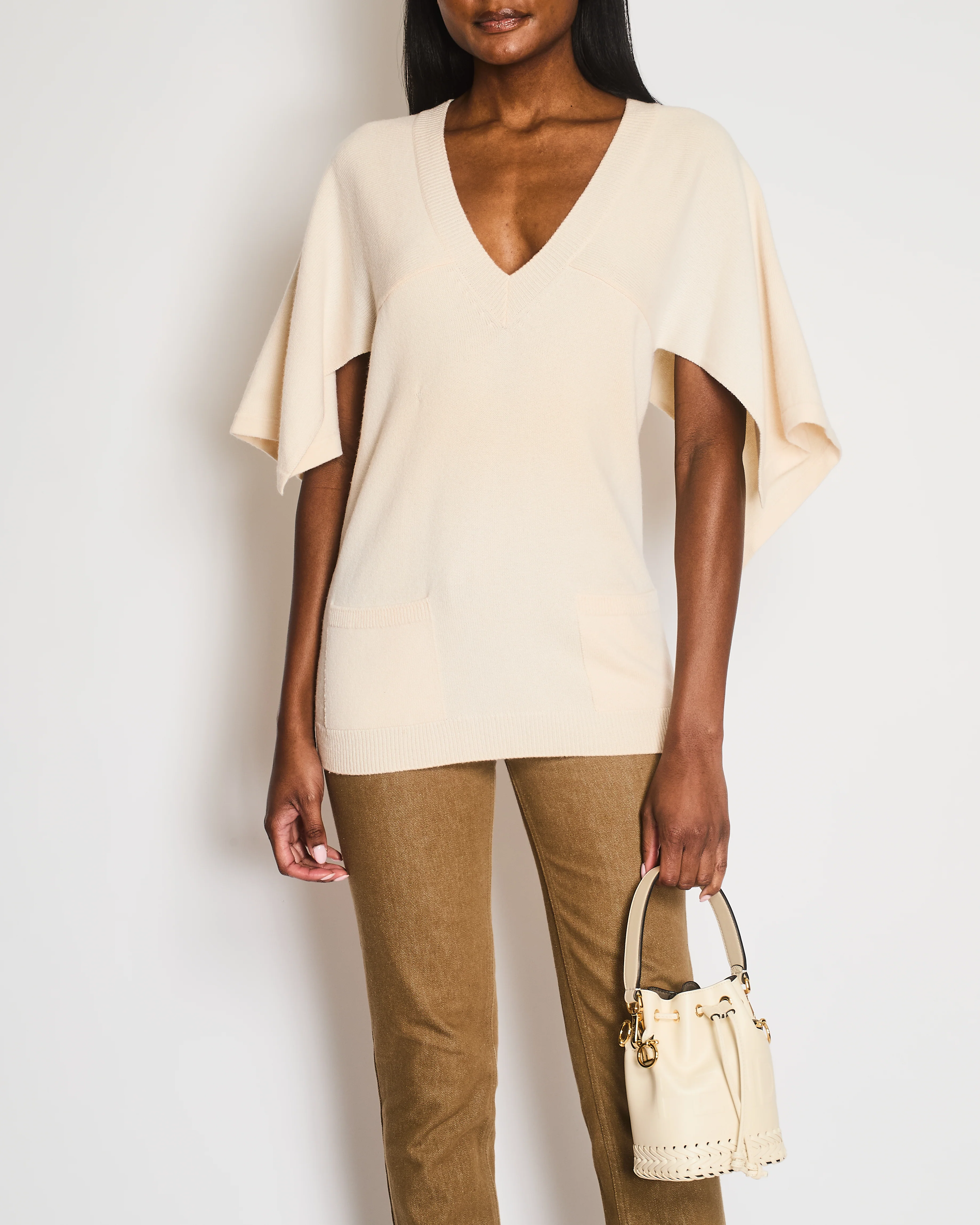 Chanel Cream Cashmere Short-Sleeved V-Neck Jumper with Front Pockets and Back Crystal CC Logo Detail Size FR 34 (UK 6)