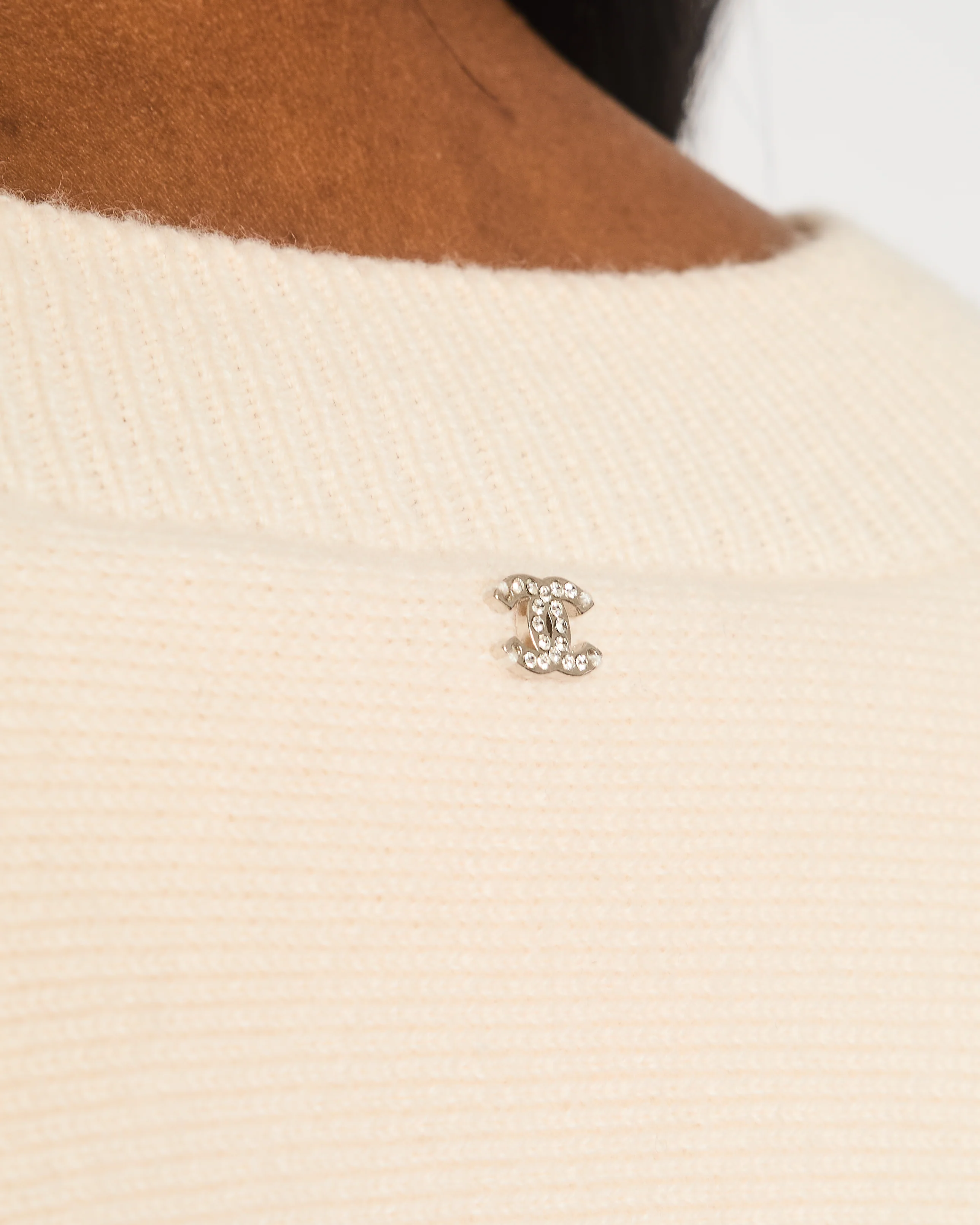Chanel Cream Cashmere Short-Sleeved V-Neck Jumper with Front Pockets and Back Crystal CC Logo Detail Size FR 34 (UK 6) - Image 4