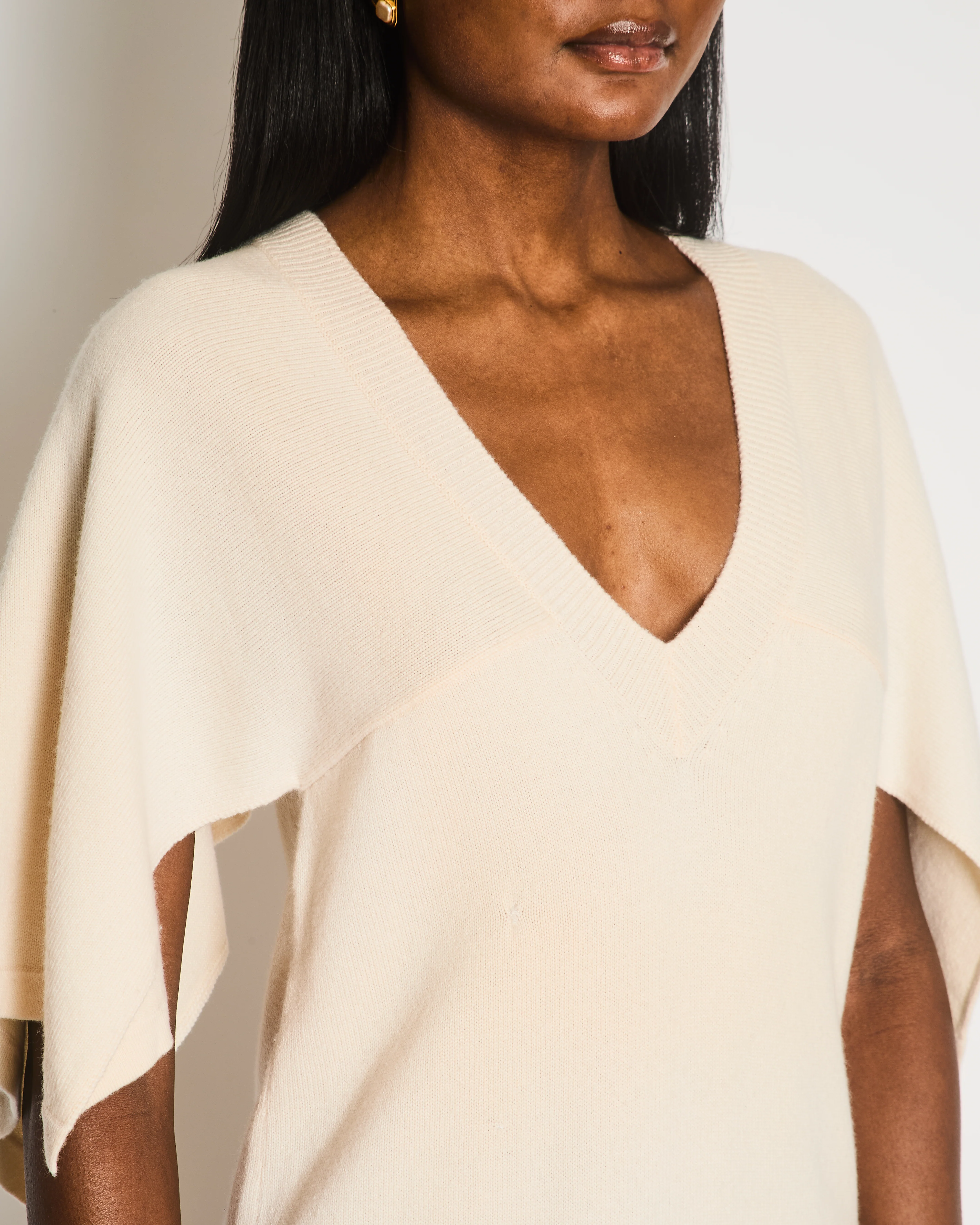 Chanel Cream Cashmere Short-Sleeved V-Neck Jumper with Front Pockets and Back Crystal CC Logo Detail Size FR 34 (UK 6) - Image 5
