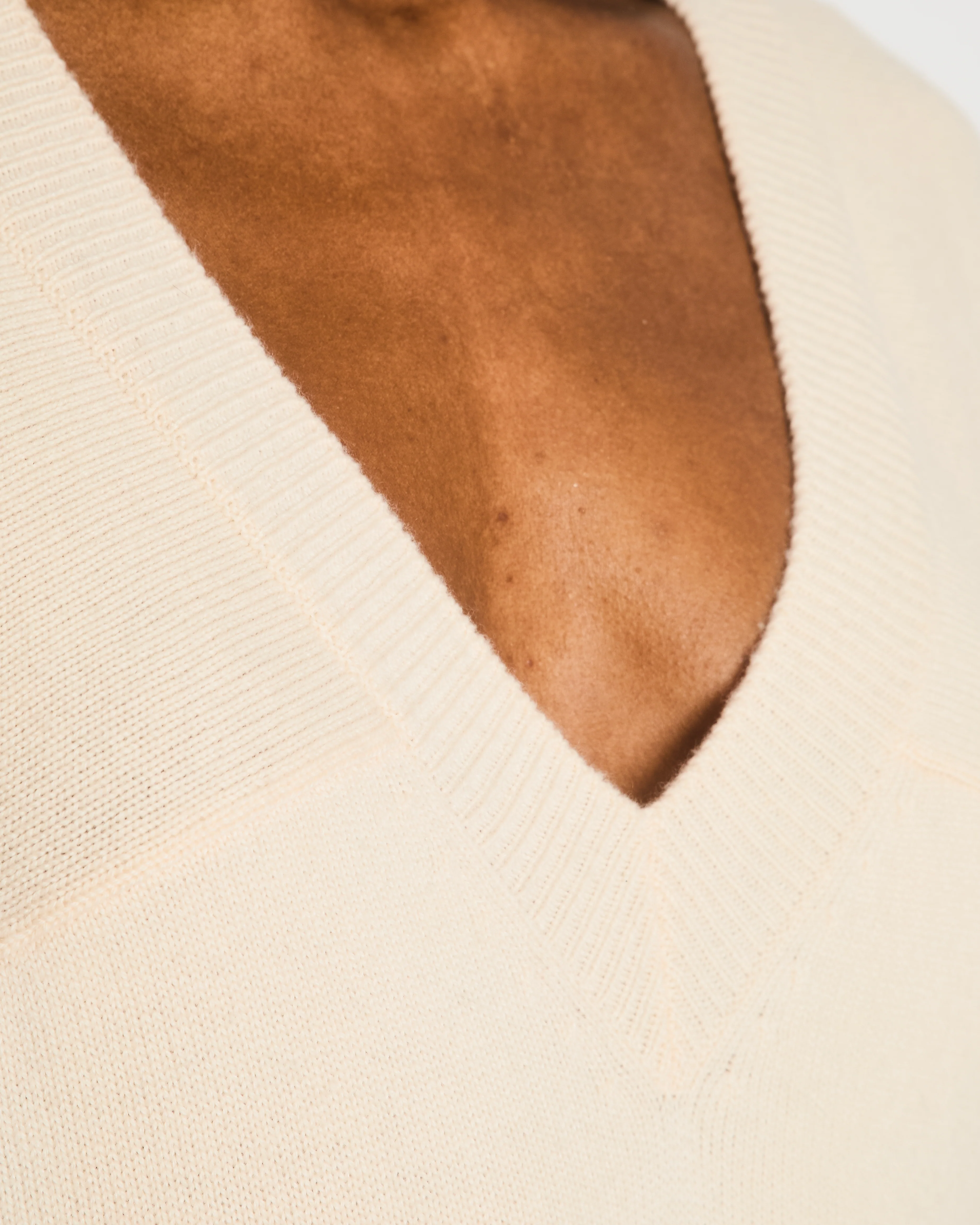 Chanel Cream Cashmere Short-Sleeved V-Neck Jumper with Front Pockets and Back Crystal CC Logo Detail Size FR 34 (UK 6) - Image 6