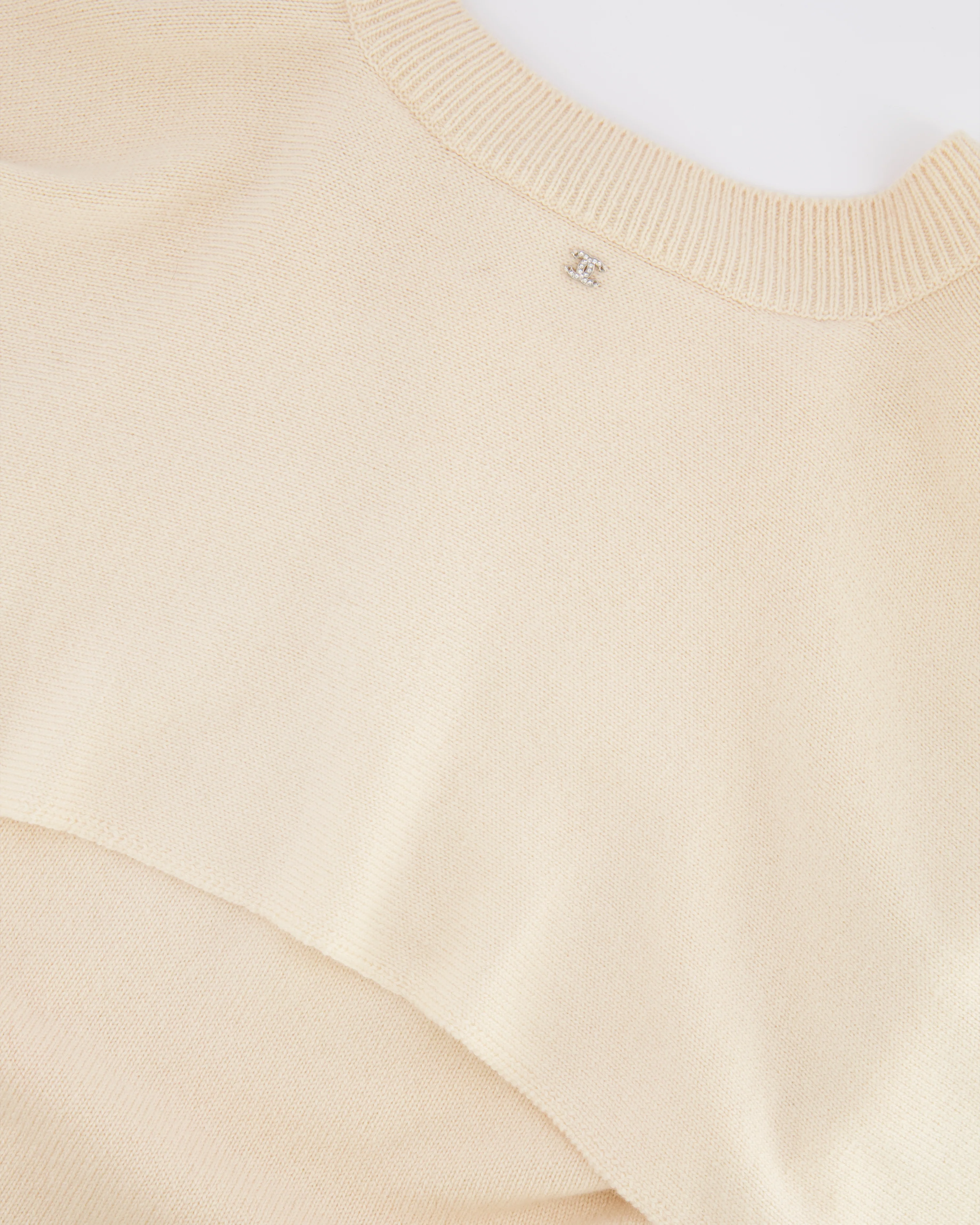 Chanel Cream Cashmere Short-Sleeved V-Neck Jumper with Front Pockets and Back Crystal CC Logo Detail Size FR 34 (UK 6) - Image 8