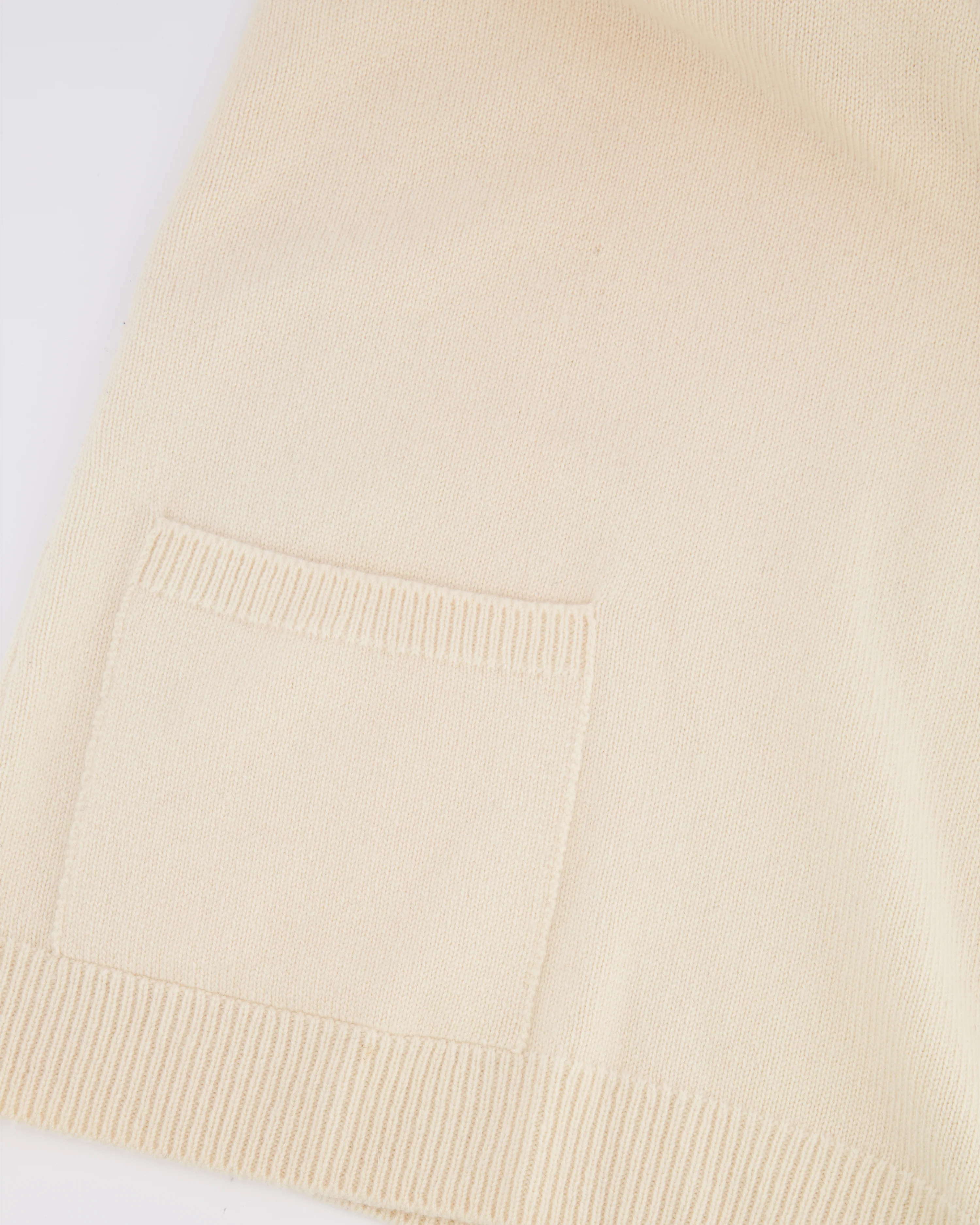 Chanel Cream Cashmere Short-Sleeved V-Neck Jumper with Front Pockets and Back Crystal CC Logo Detail Size FR 34 (UK 6) - Image 9