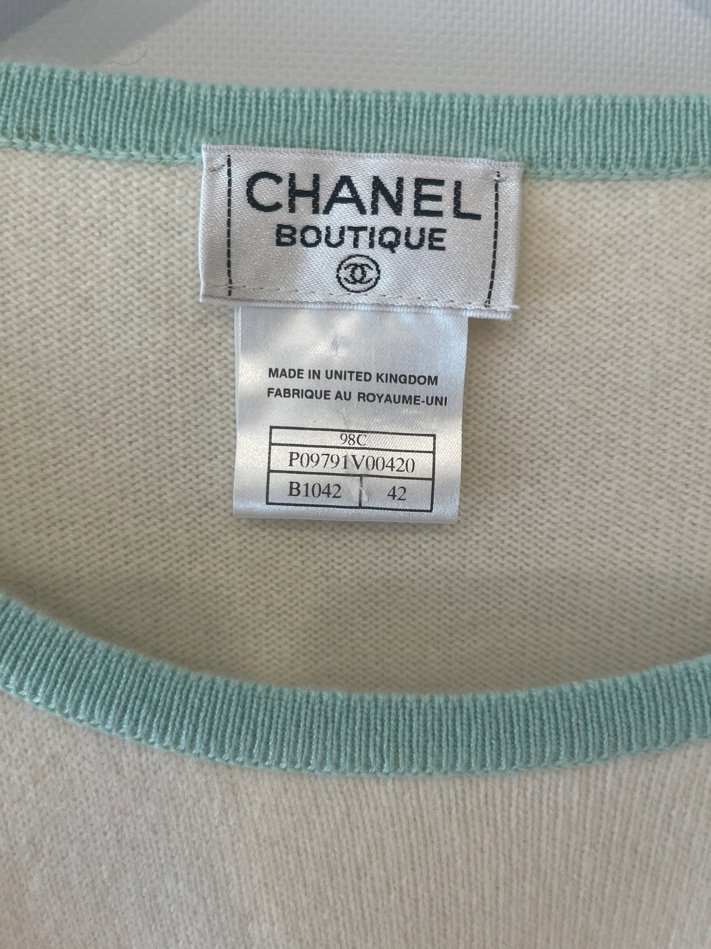 Chanel Cruise 1998 Cream and Pastel Multicolour Cashmere Jumper with Back CC Logo Detail Size FR 42 (UK 14) - Image 13