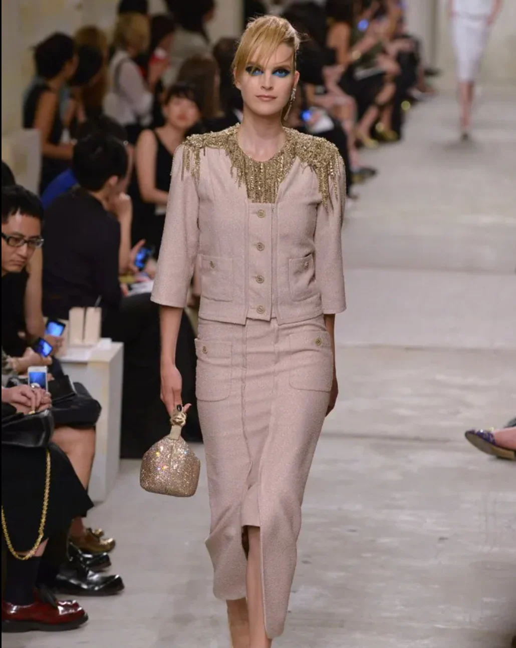 Chanel Cruise 2014 Beige and Metallic Gold Jacket with Gold CC Logo Buttons Size FR 42 (UK 14) - Image 3