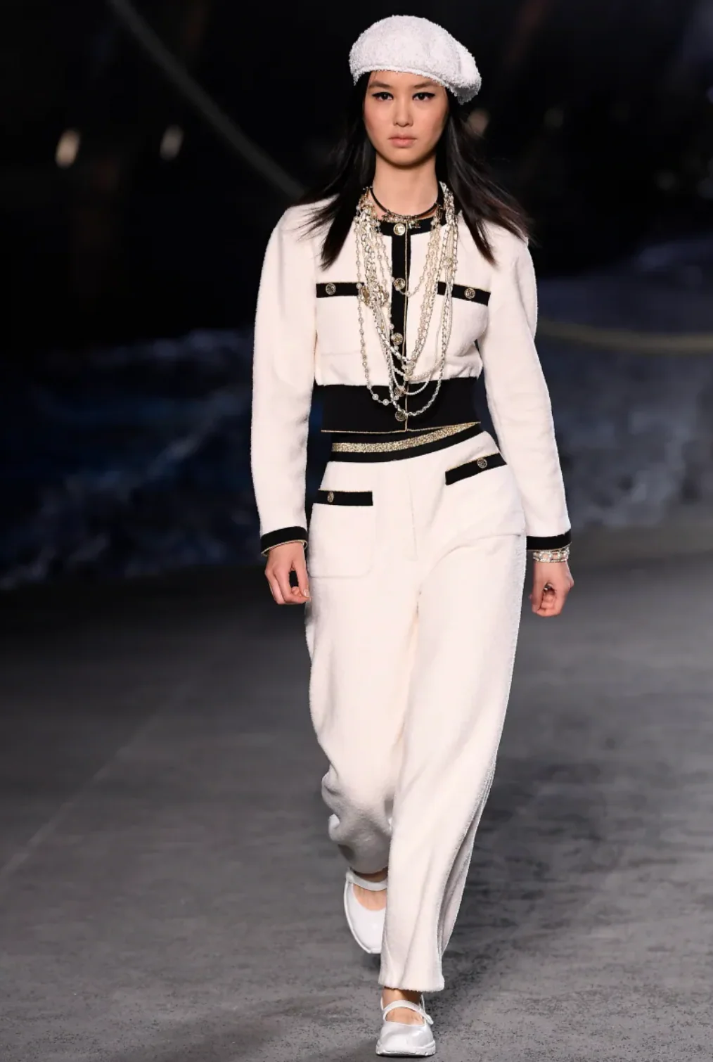 Chanel Cruise 2019 La Pausa Cream Cardigan with Black and Gold Trim and CC Logo Buttons Size FR 38 (UK 10) - Image 3