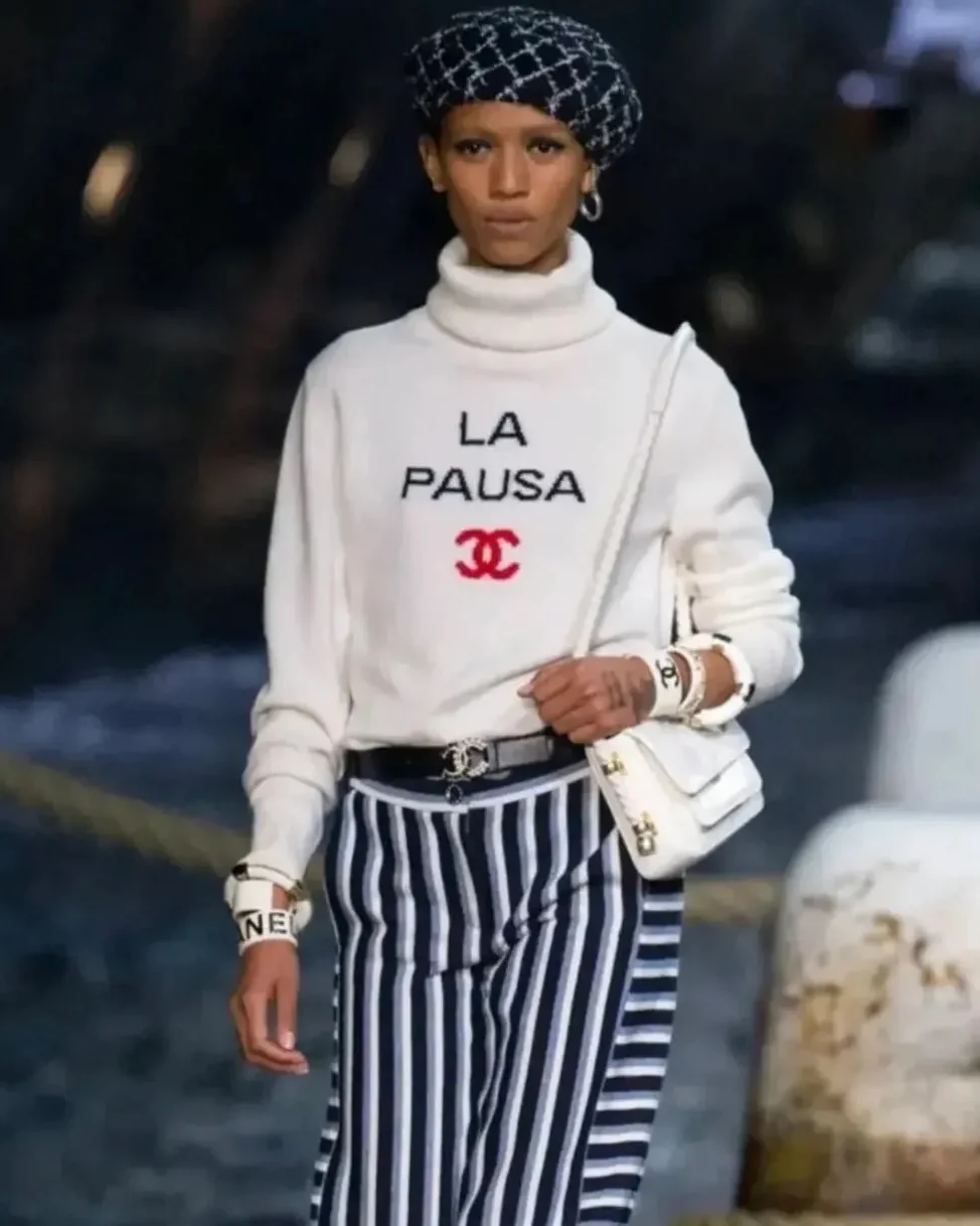 Chanel Cruise 2019 White Cashmere La Pausa High-Neck Jumper with Black Logo Print and Red CC Logo Size FR 40 (UK 12) - Image 3