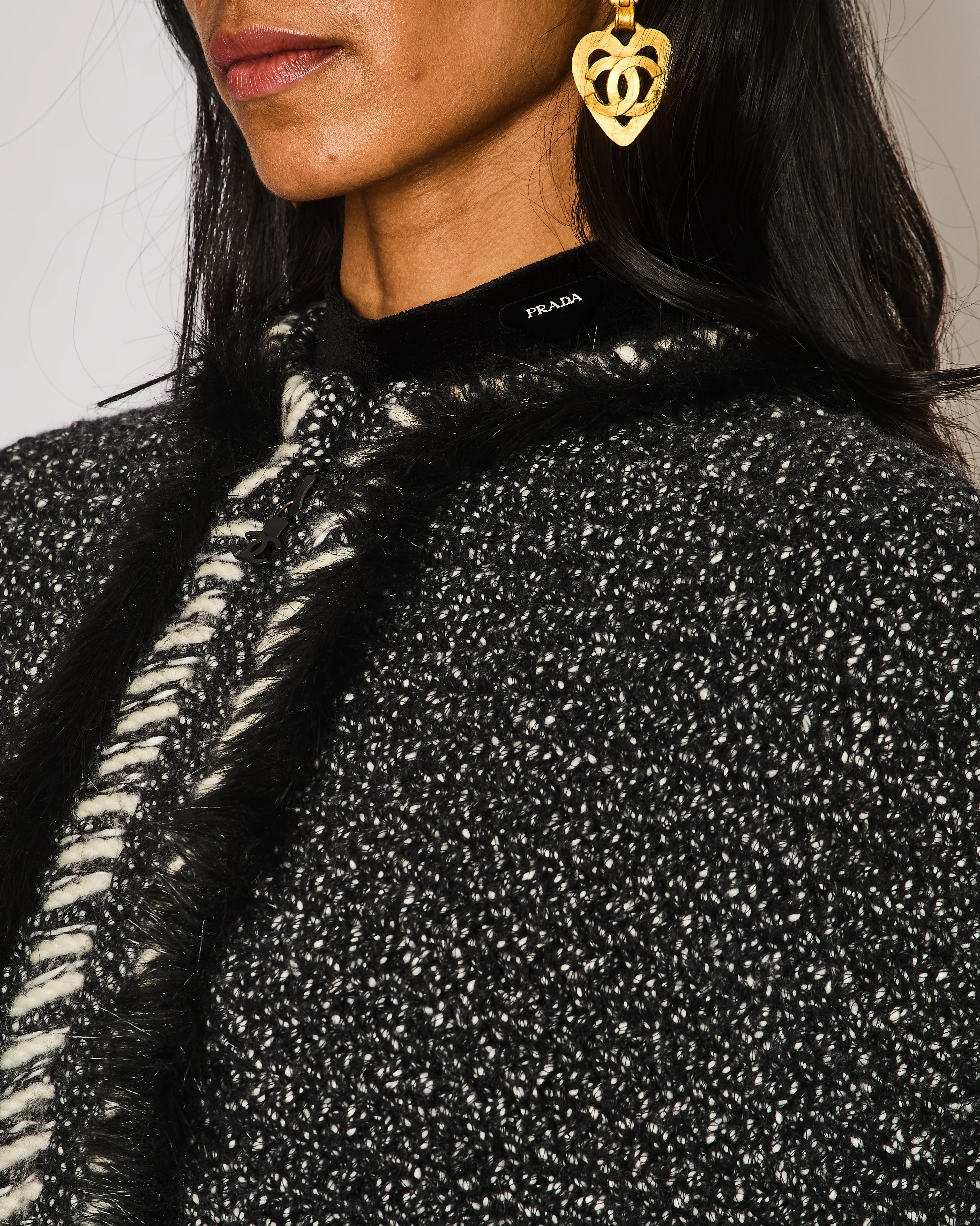 Chanel Fall 2010 Collection Black and White Cashmere Knit Cape with Fur Trimmings Size FR 40 (UK 12) - Image 4
