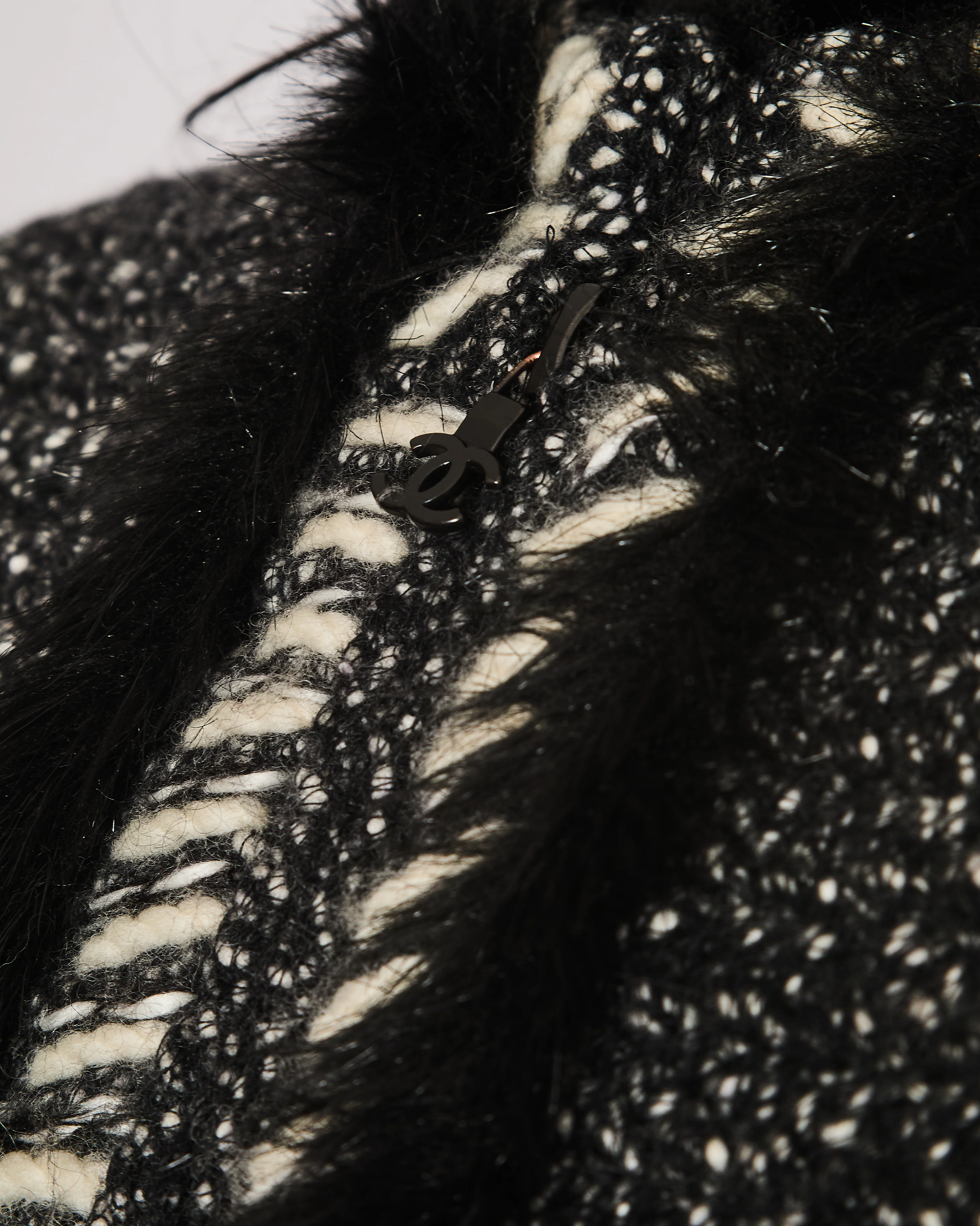 Chanel Fall 2010 Collection Black and White Cashmere Knit Cape with Fur Trimmings Size FR 40 (UK 12) - Image 5