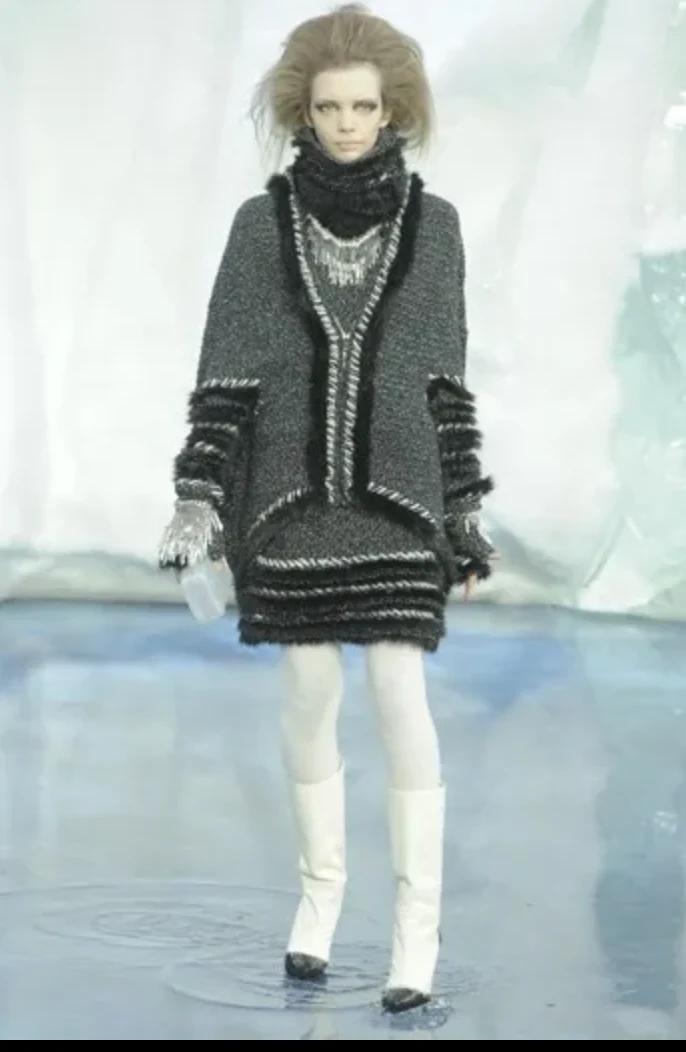 Chanel Fall 2010 Collection Black and White Cashmere Knit Cape with Fur Trimmings Size FR 40 (UK 12) - Image 6