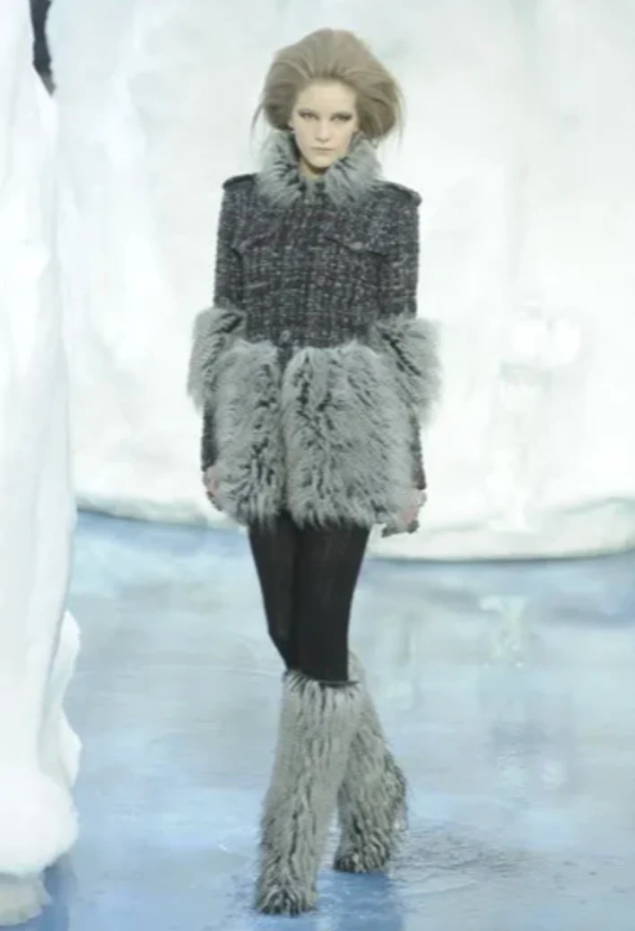 Chanel Fall 2010 Runway Black Tweed Coat with Grey Faux Fur Details and Silver Gold Aged CC Logo Buttons Size FR 42 (UK 14) - Image 5