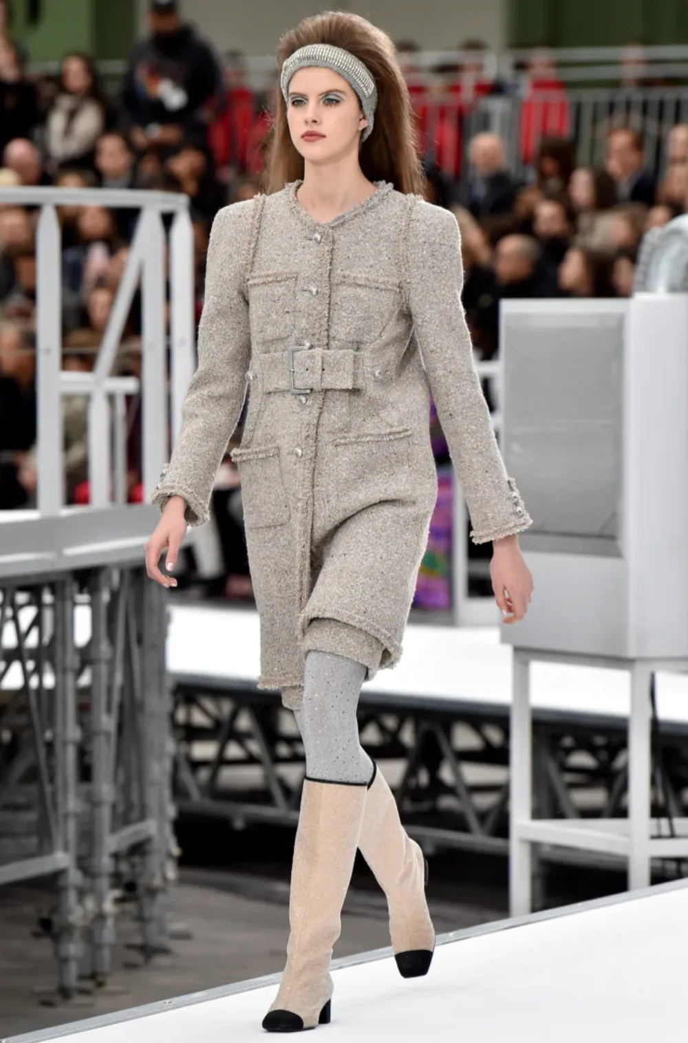 Chanel FW17 Runway Beige Tweed Belted Coat with Clear CC Logo Buttons Size FR 38 (UK 10) RRP £5,250 - Image 5