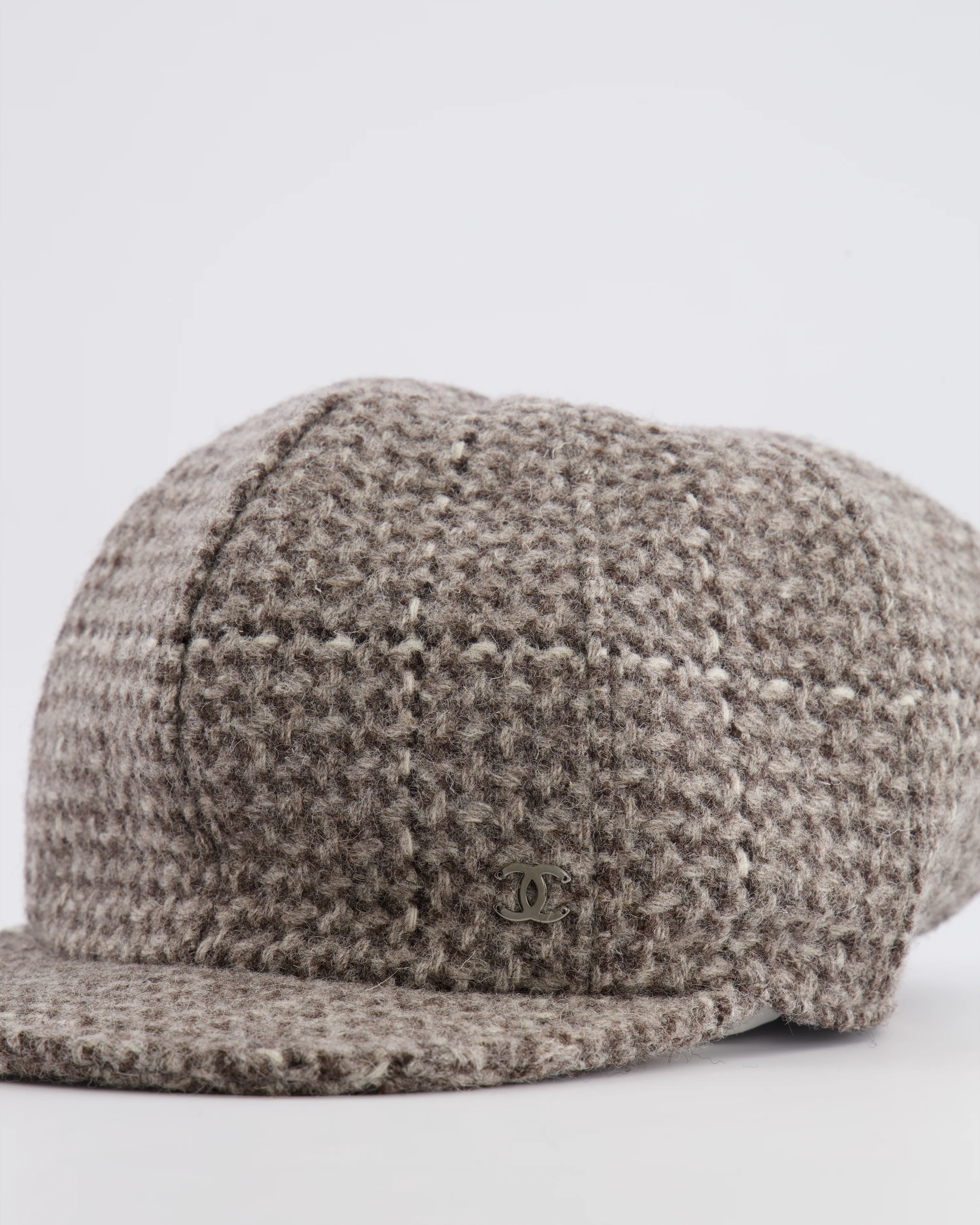 Chanel Grey Wool Tweed Newsboy Hat with Silver CC Logo Detail and Elasticated Back One Size - Image 6