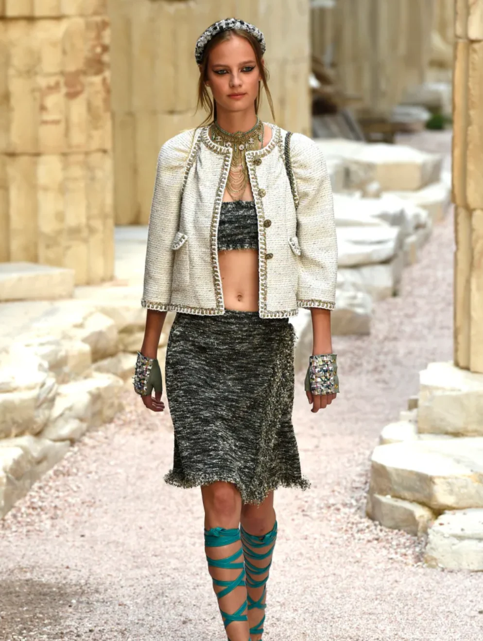 Chanel Paris Greece Resort 2018 Khaki, Cream and Metallic Gold Tweed Mini Skirt Size FR 36 (UK 8) - Image 2