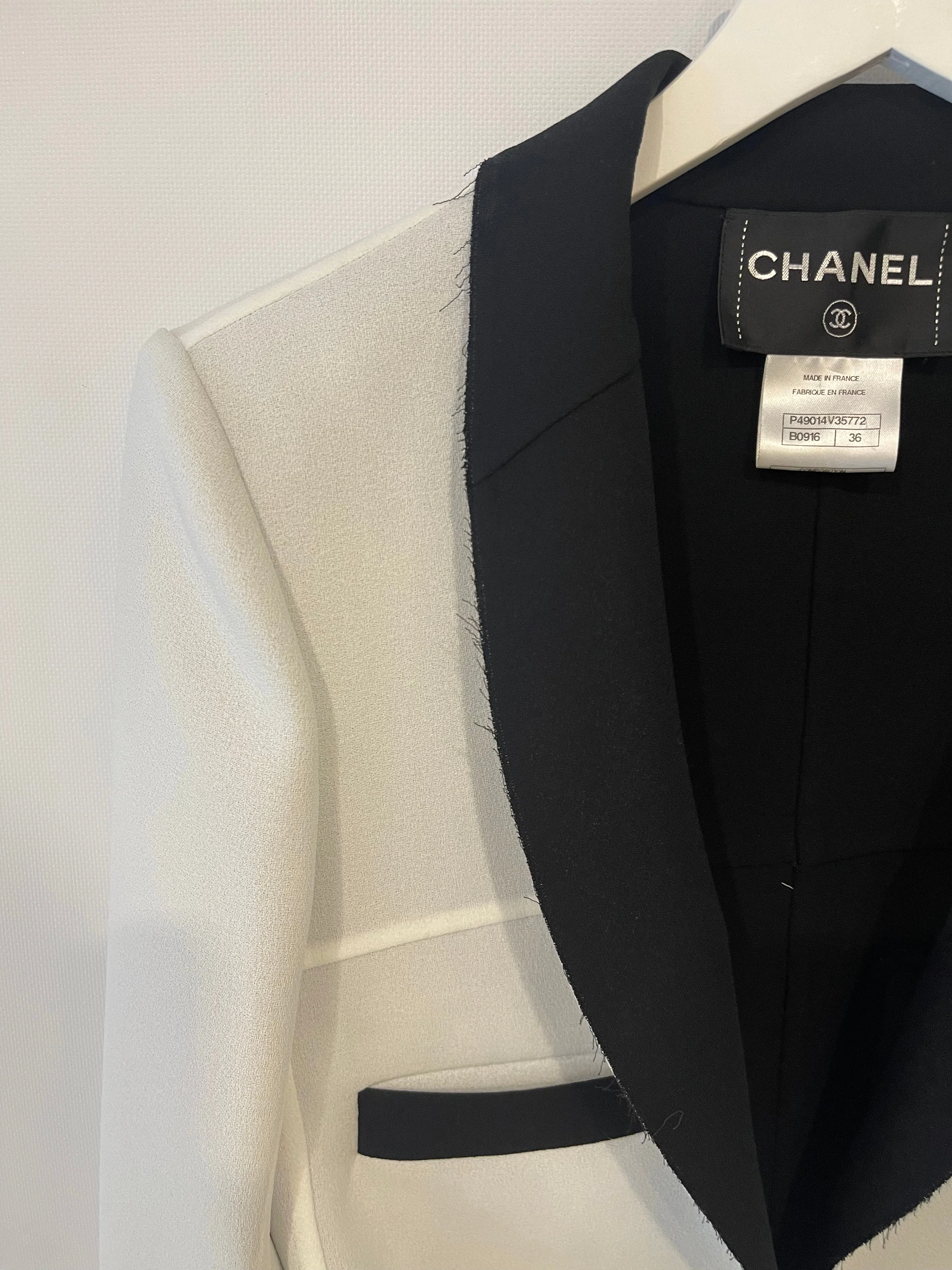Chanel Light Grey and Black Belted Blazer Jacket with CC Logo Buttons Size FR 36 (UK 8) - Image 12