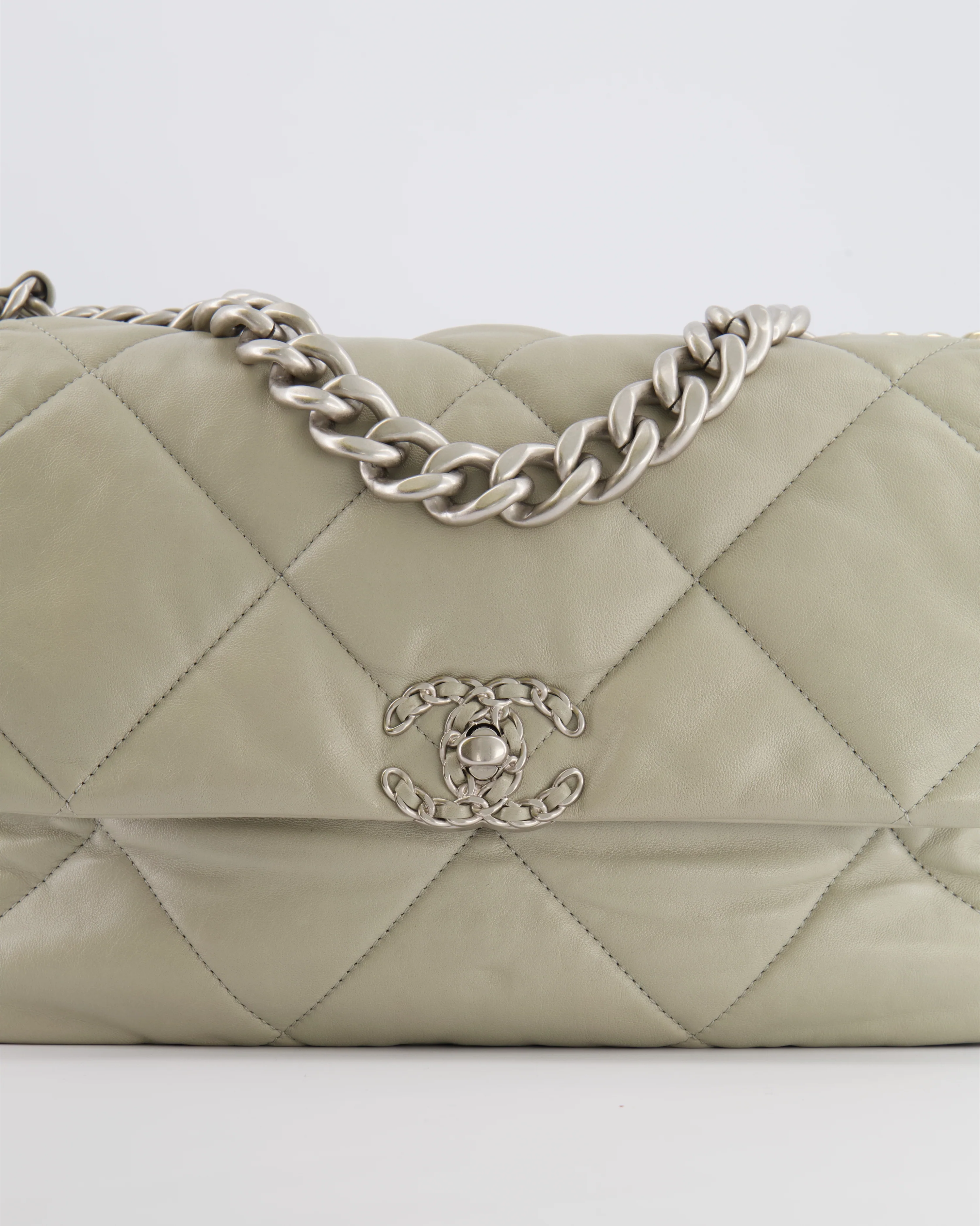 Chanel Light Grey Medium 19 Bag in Quilted Goatskin Leather with Mixed Hardware - Image 10