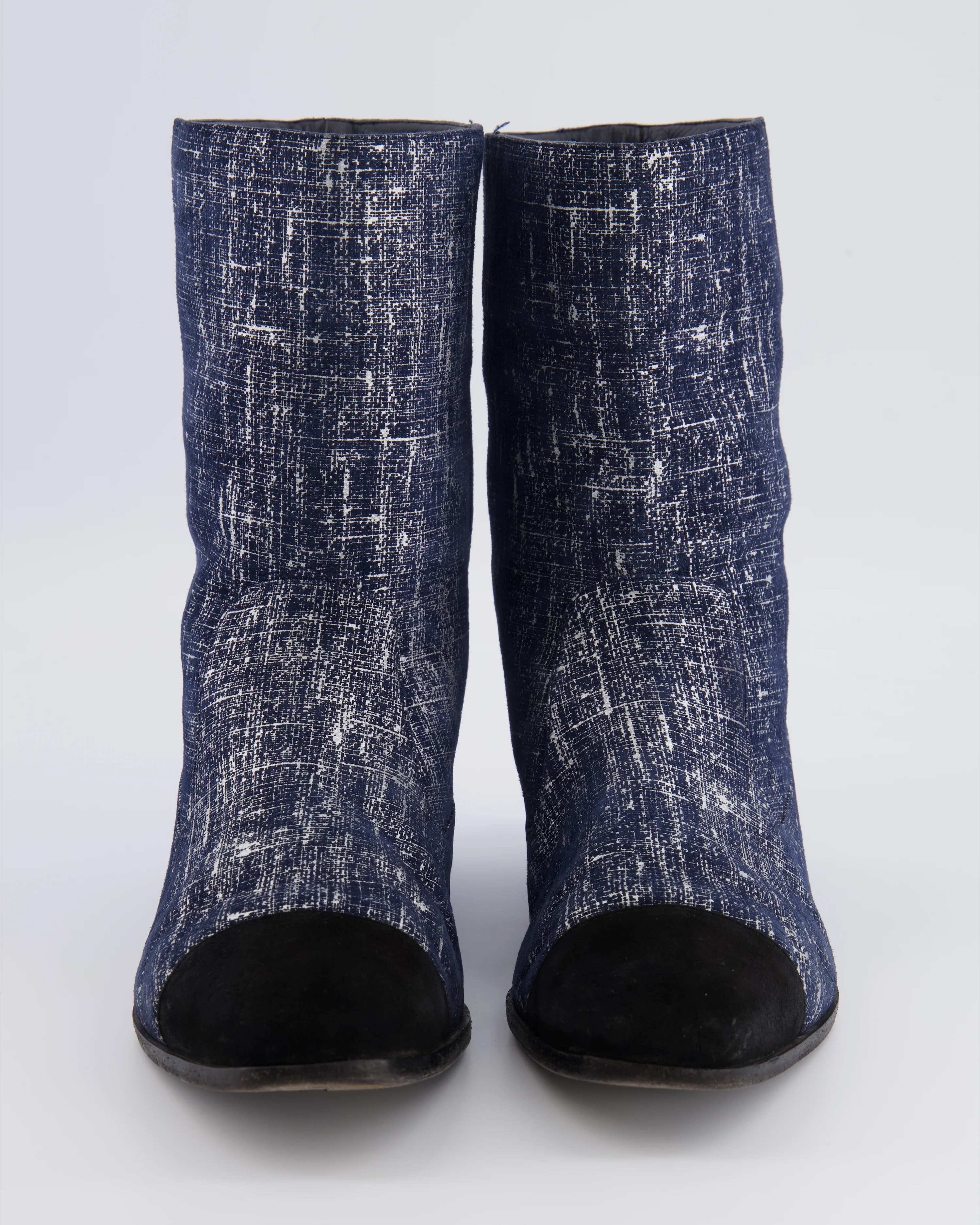 Chanel Navy Boots with Black Suede Toe Cap and Embroidered CC Logo Detail Size EU 40.5 C - Image 3
