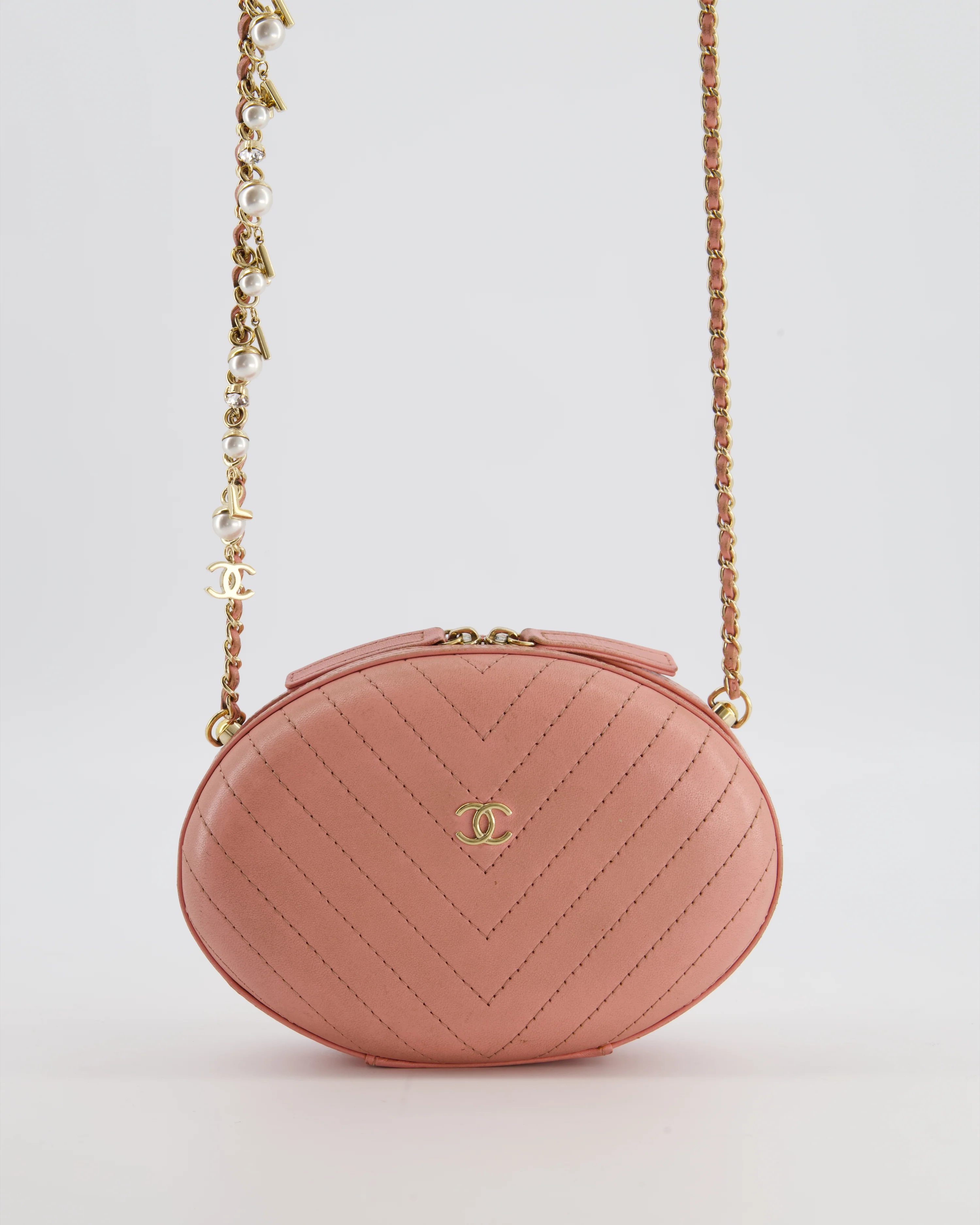Chanel 2019 Pink Runway La Pausa Round Evening bag in Chevron with Gold Hardware and Charm Chain - Image 5