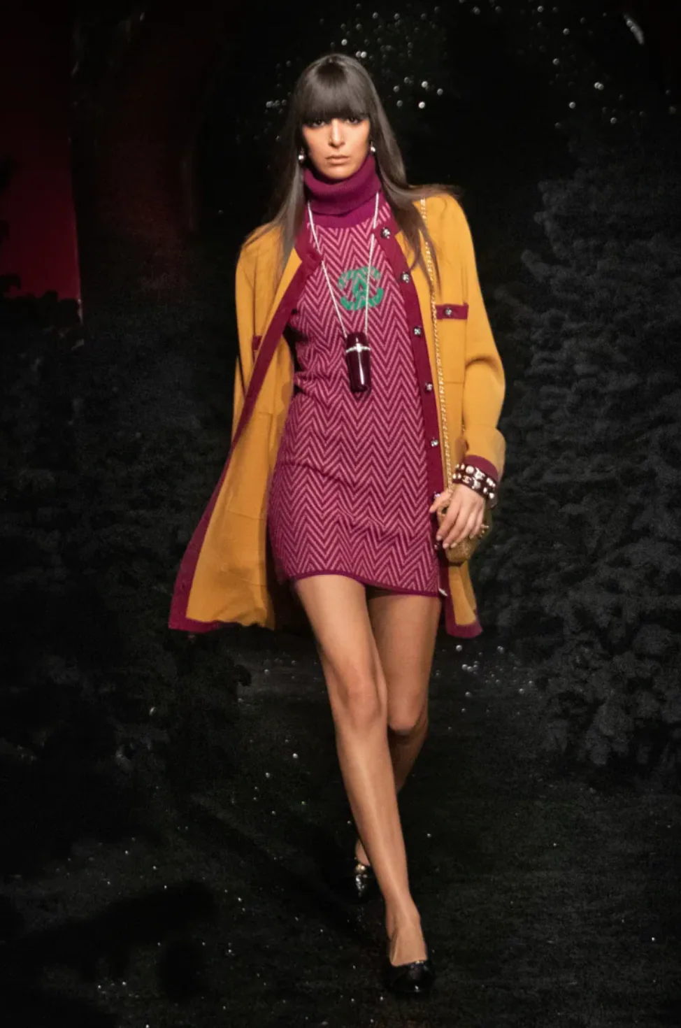 Chanel Fall 2021 Pink and Purple Cashmere Knit High-Neck Sleeveless Midi Dress with ZigZag Pattern and Green CC Logo and with Back Crystal CC Logo Detail Size FR 38 (UK 10) - Image 2