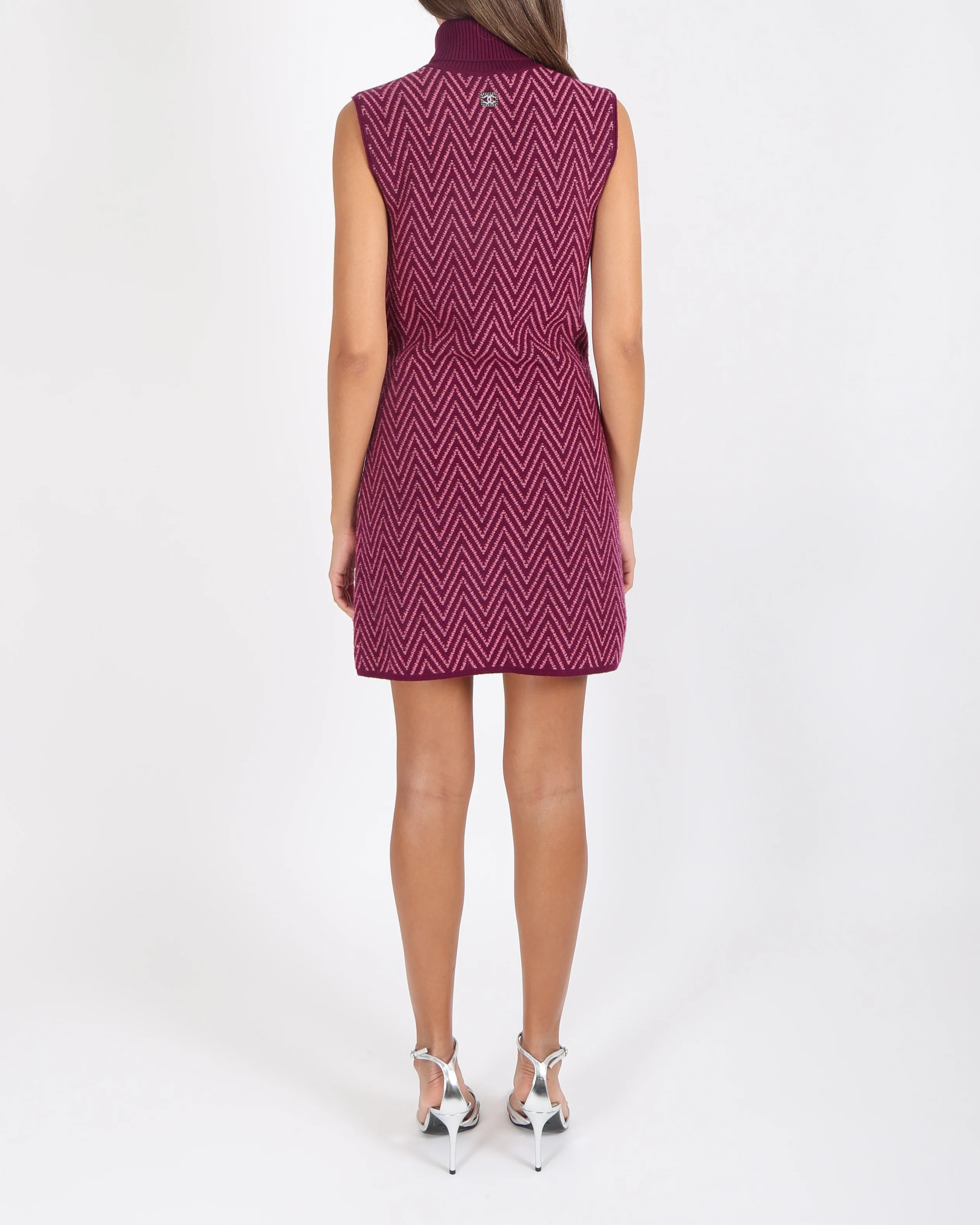 Chanel Fall 2021 Pink and Purple Cashmere Knit High-Neck Sleeveless Midi Dress with ZigZag Pattern and Green CC Logo and with Back Crystal CC Logo Detail Size FR 38 (UK 10) - Image 4