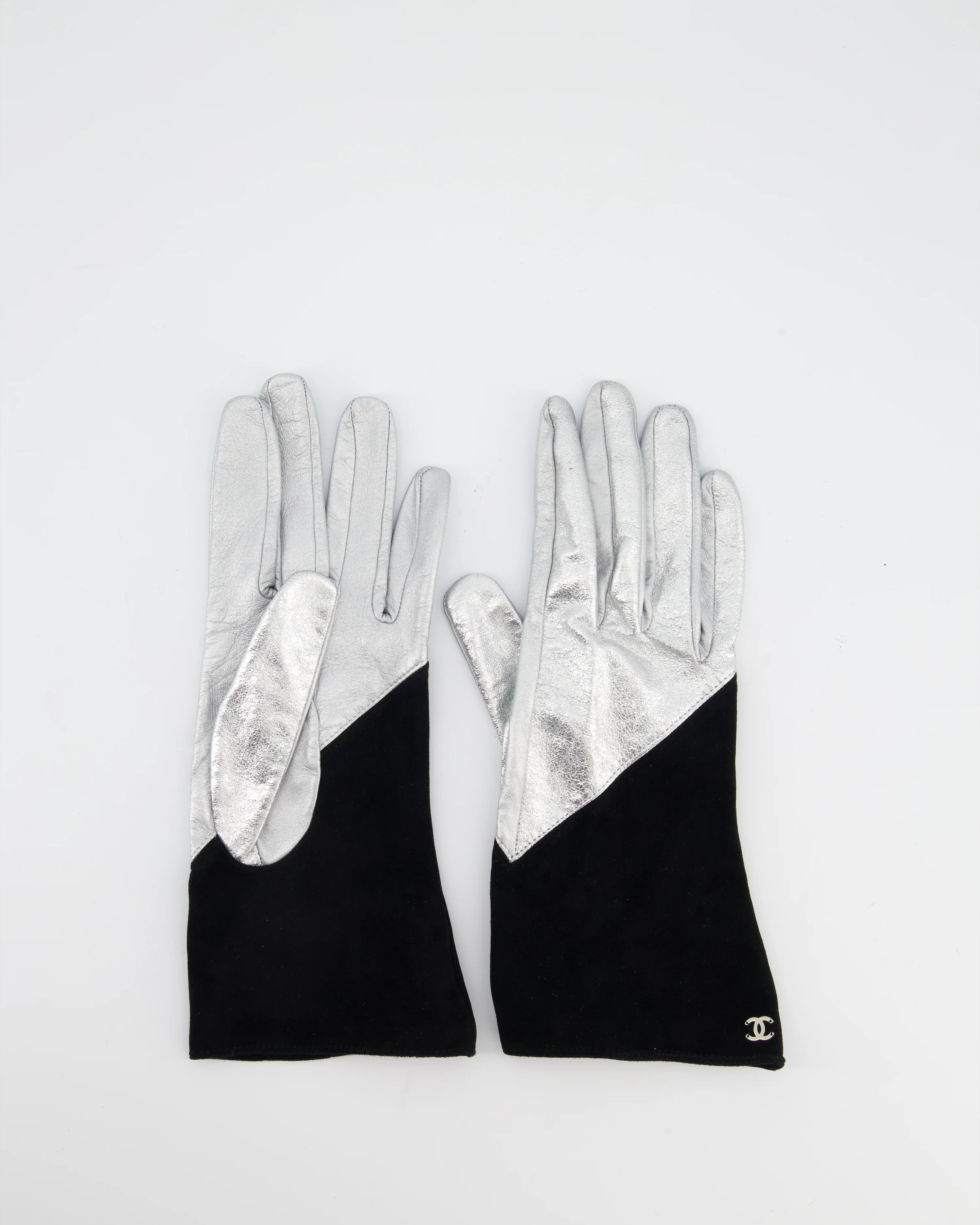 Chanel Silver and Black Leather and Suede Gloves with CC Logo Size 8 - Image 2