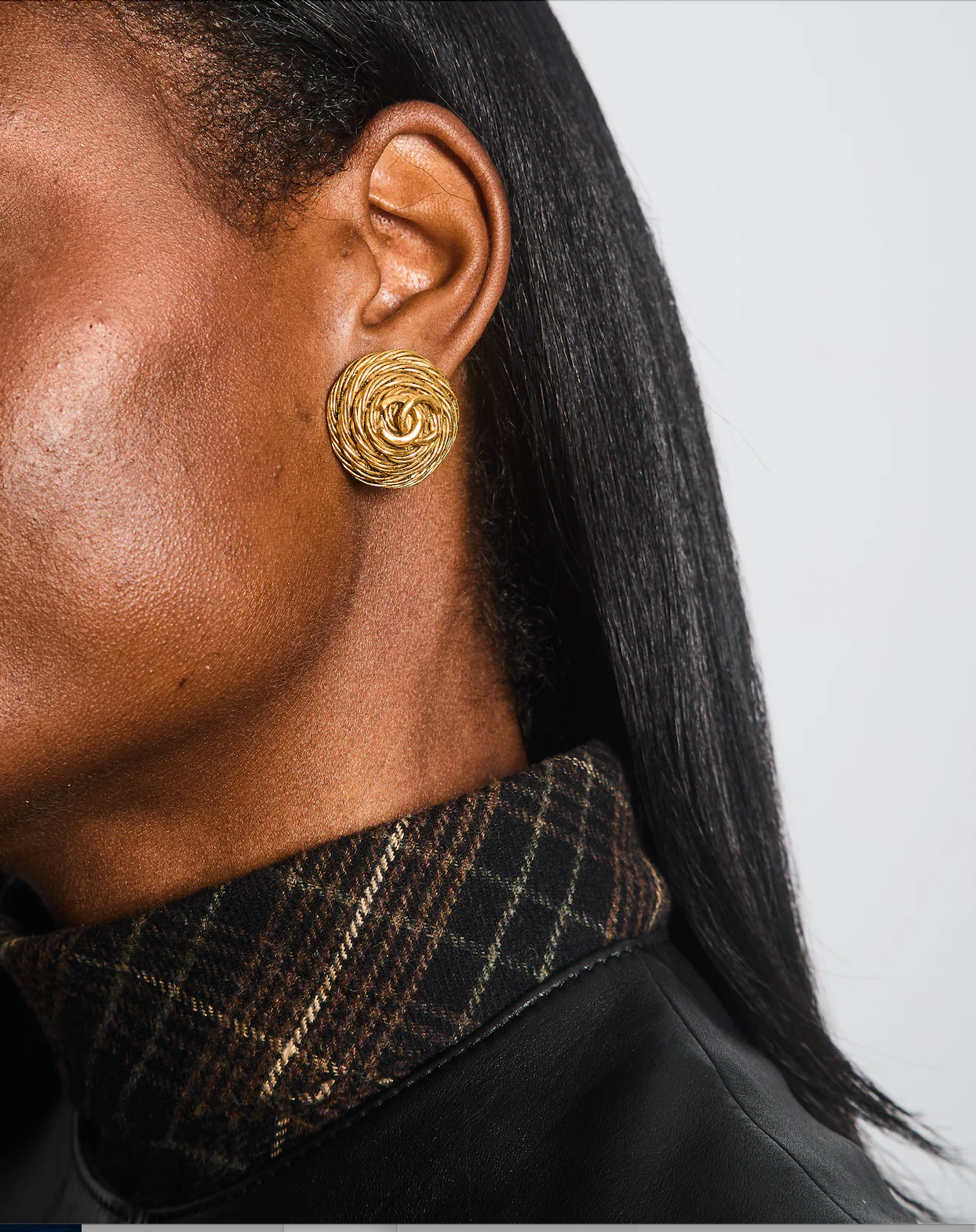 Chanel Vintage 94A Gold Round Cabled Spiral Clip on Earrings with CC Logo Detail - Image 2