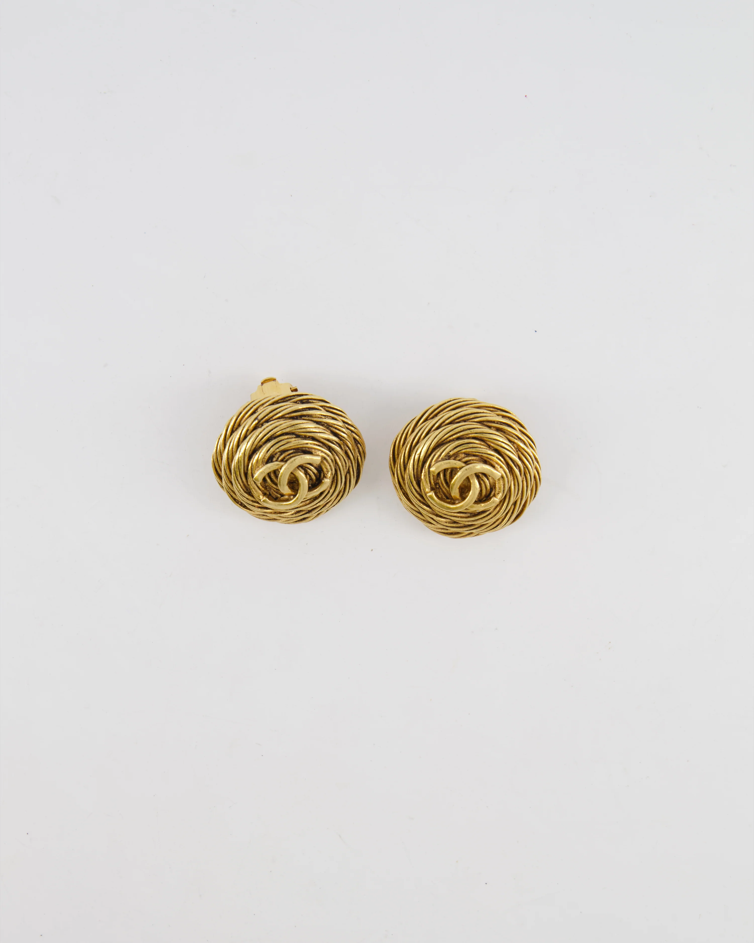 Chanel Vintage 94A Gold Round Cabled Spiral Clip on Earrings with CC Logo Detail - Image 4
