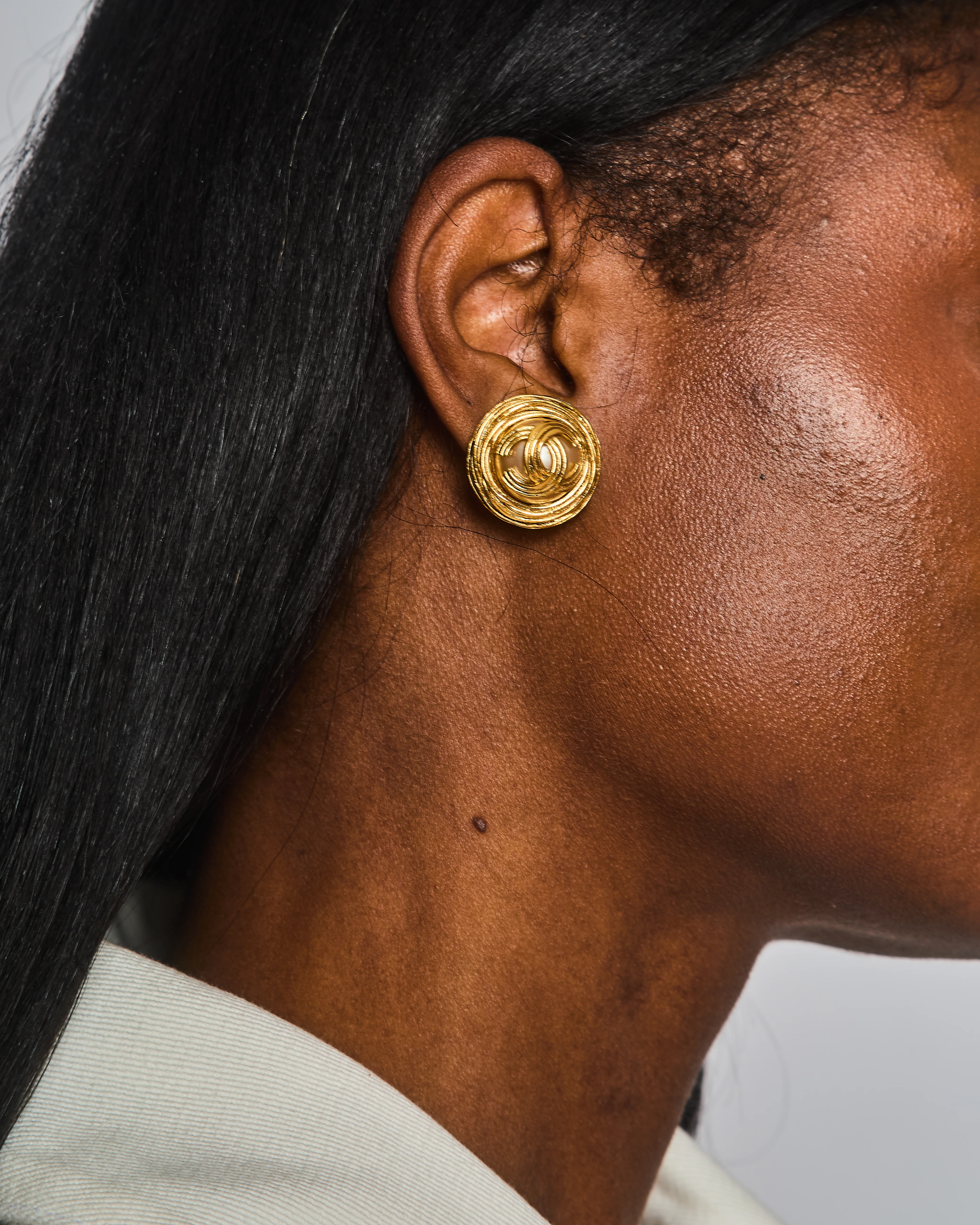 Chanel Vintage 94A Gold Spiral Round Clip On Earrings with Embedded Pearl and Gold CC Logo - Image 2
