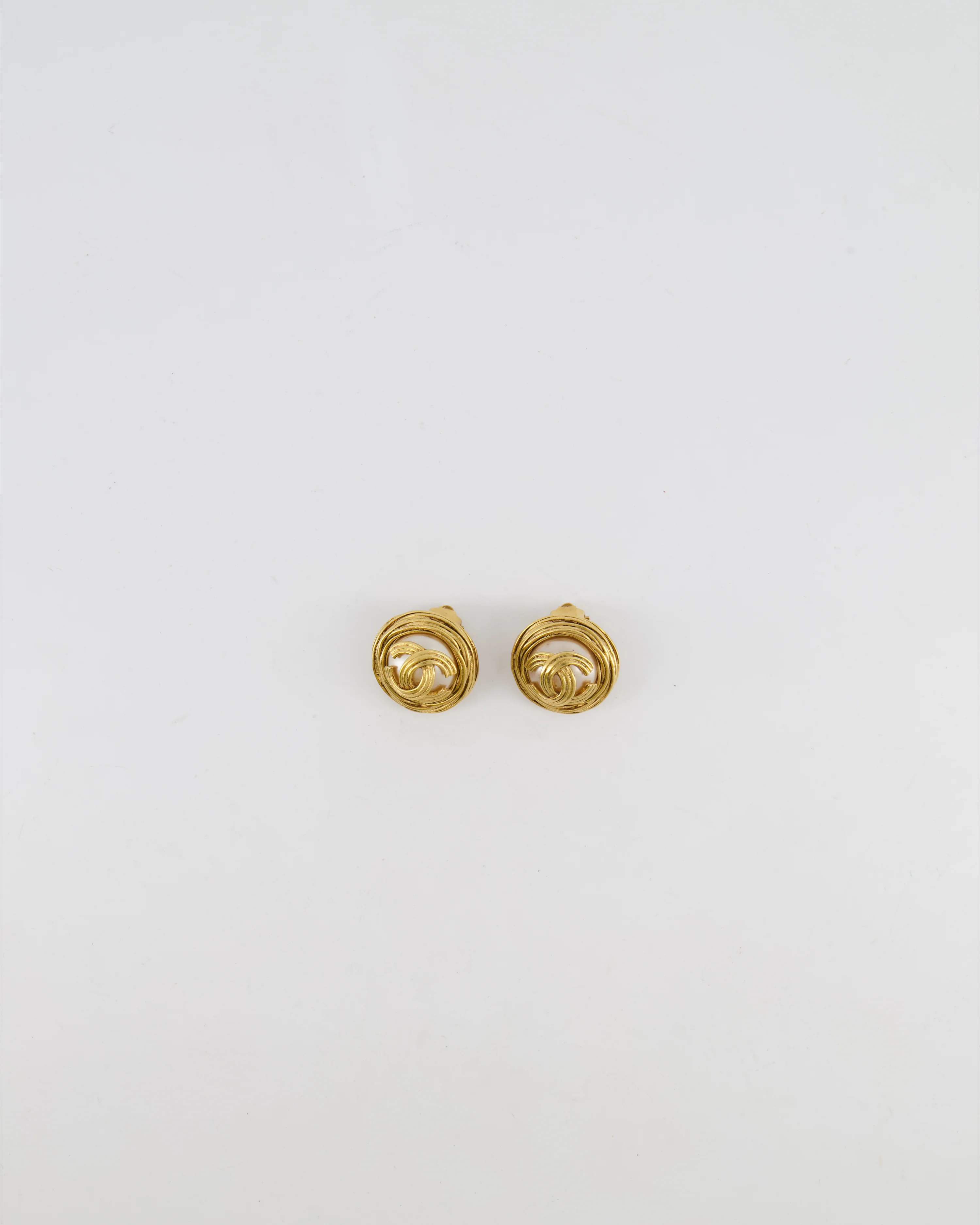 Chanel Vintage 94A Gold Spiral Round Clip On Earrings with Embedded Pearl and Gold CC Logo - Image 3