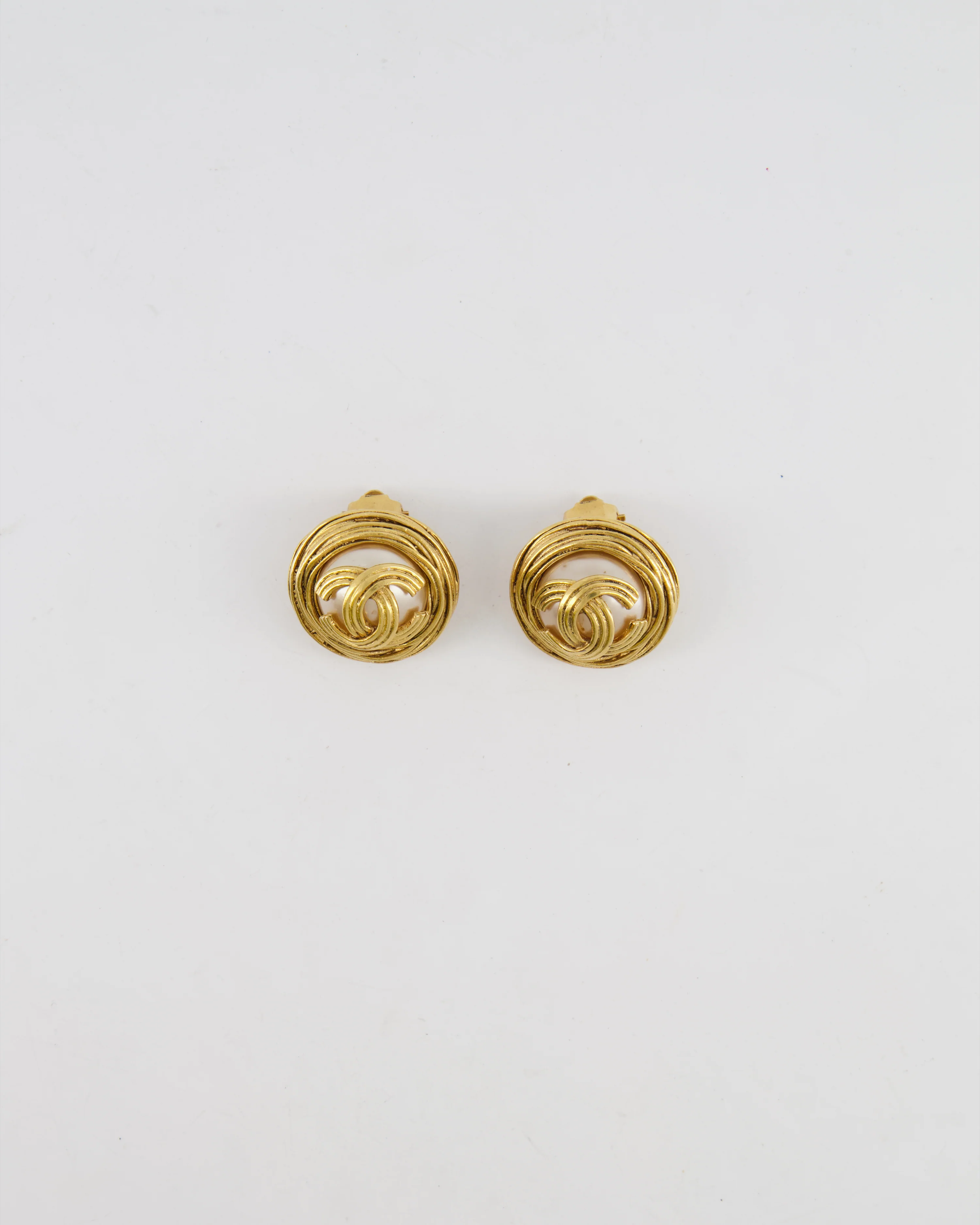Chanel Vintage 94A Gold Spiral Round Clip On Earrings with Embedded Pearl and Gold CC Logo - Image 4