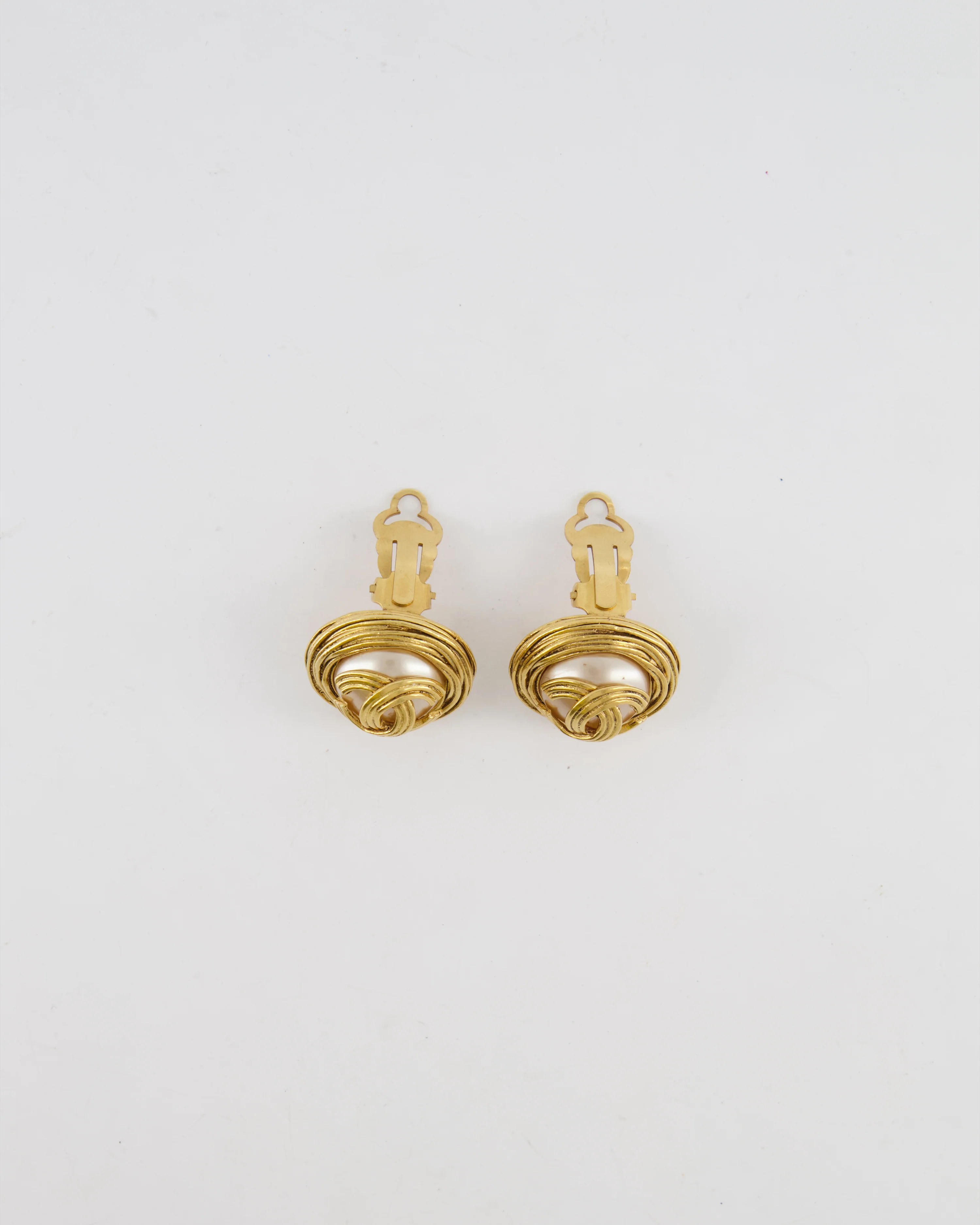 Chanel Vintage 94A Gold Spiral Round Clip On Earrings with Embedded Pearl and Gold CC Logo - Image 5