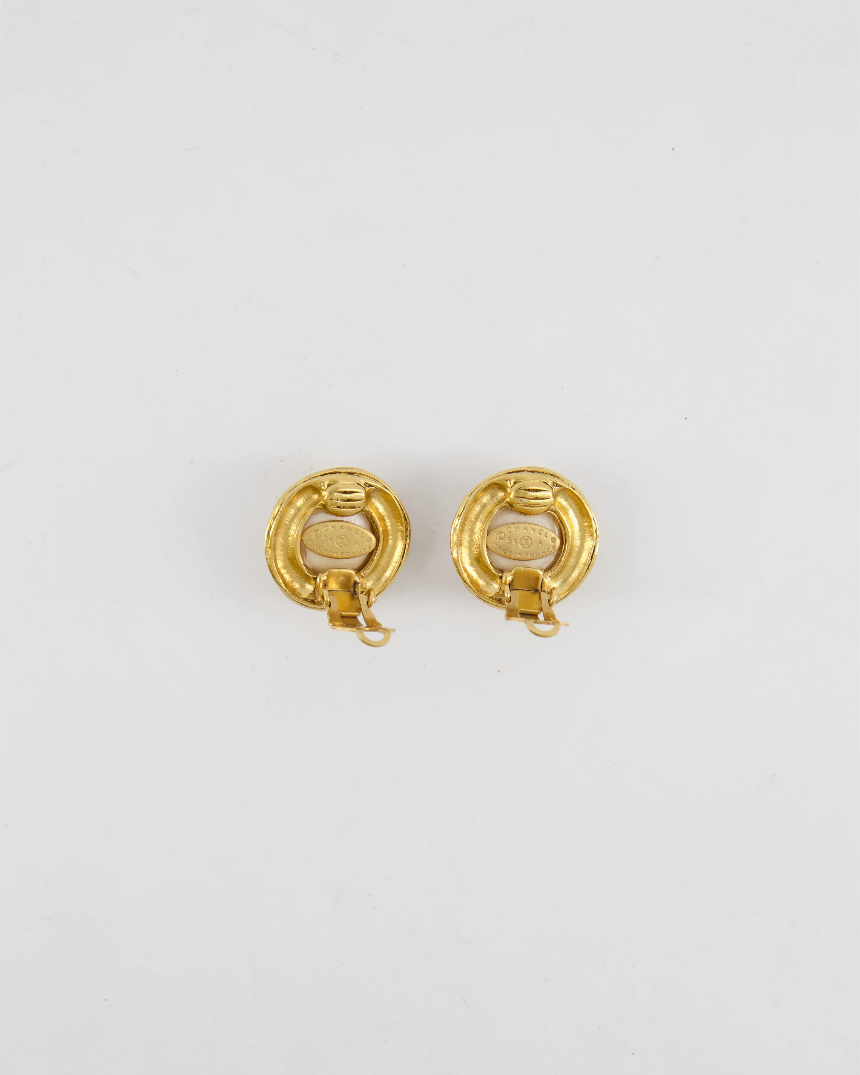 Chanel Vintage 94A Gold Spiral Round Clip On Earrings with Embedded Pearl and Gold CC Logo - Image 6