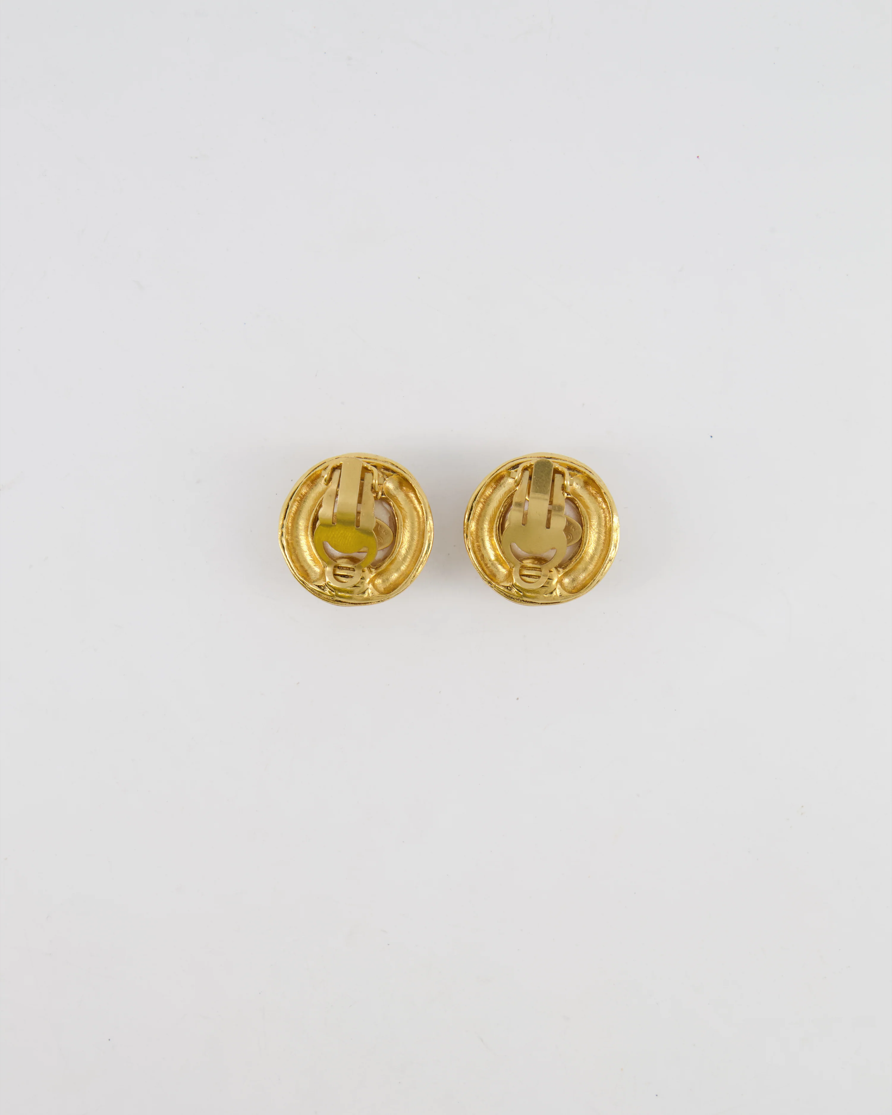 Chanel Vintage 94A Gold Spiral Round Clip On Earrings with Embedded Pearl and Gold CC Logo - Image 7