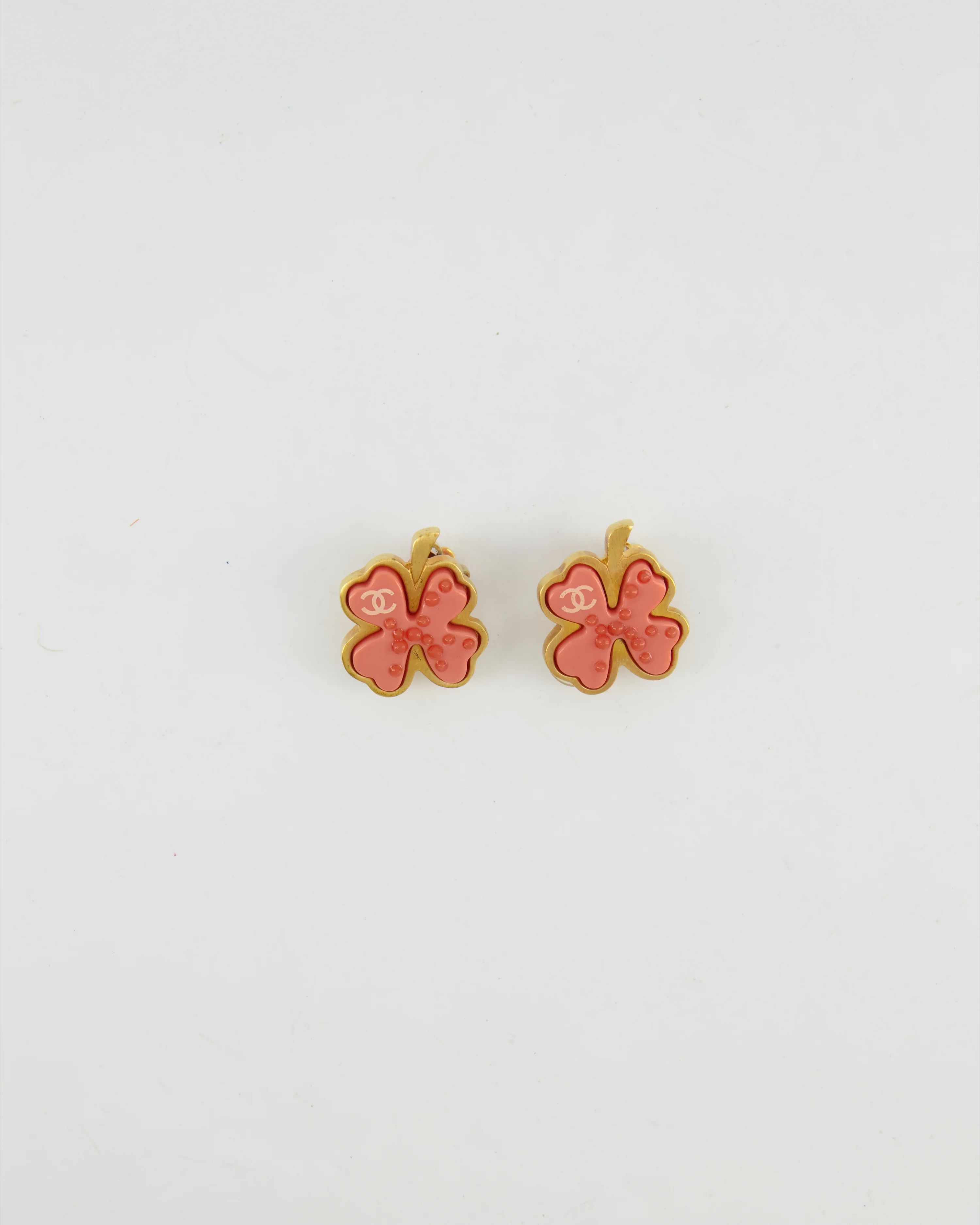Chanel Vintage Brushed Gold and Pink Clover Clip On Earrings with CC Logo and Beads Details - Image 3