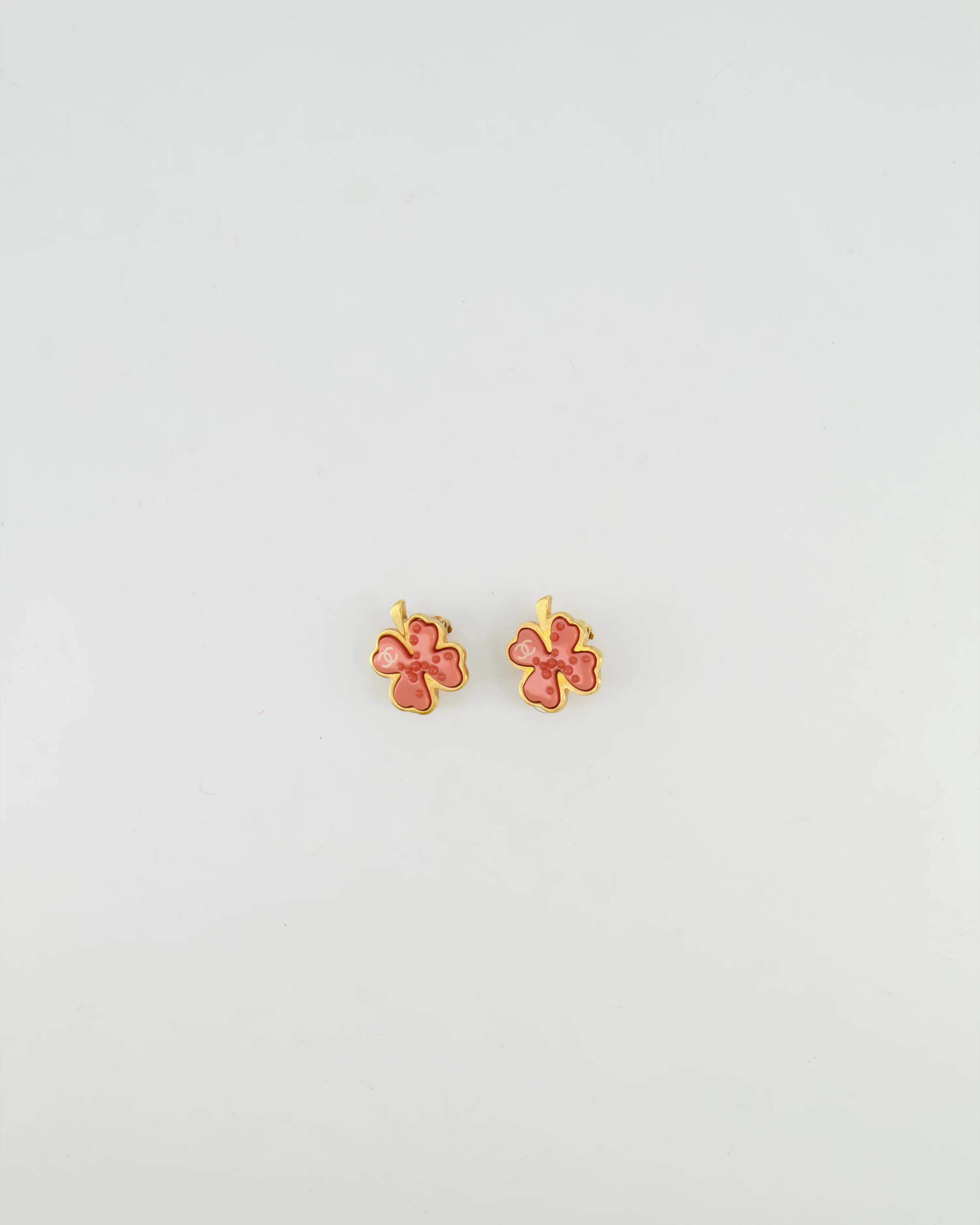 Chanel Vintage Brushed Gold and Pink Clover Clip On Earrings with CC Logo and Beads Details - Image 4