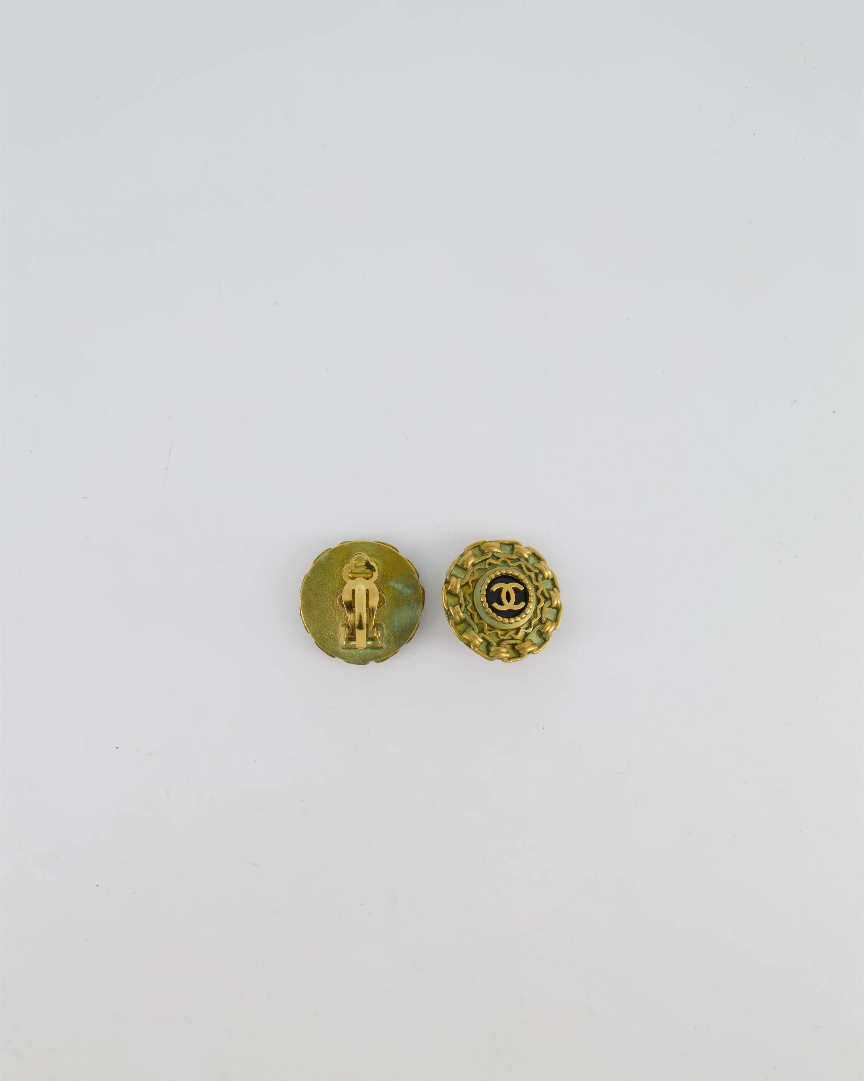 Chanel 94A Vintage CC Brushed Gold Matelasse Round Small Clip-On Earrings with Black Detailing - Image 3