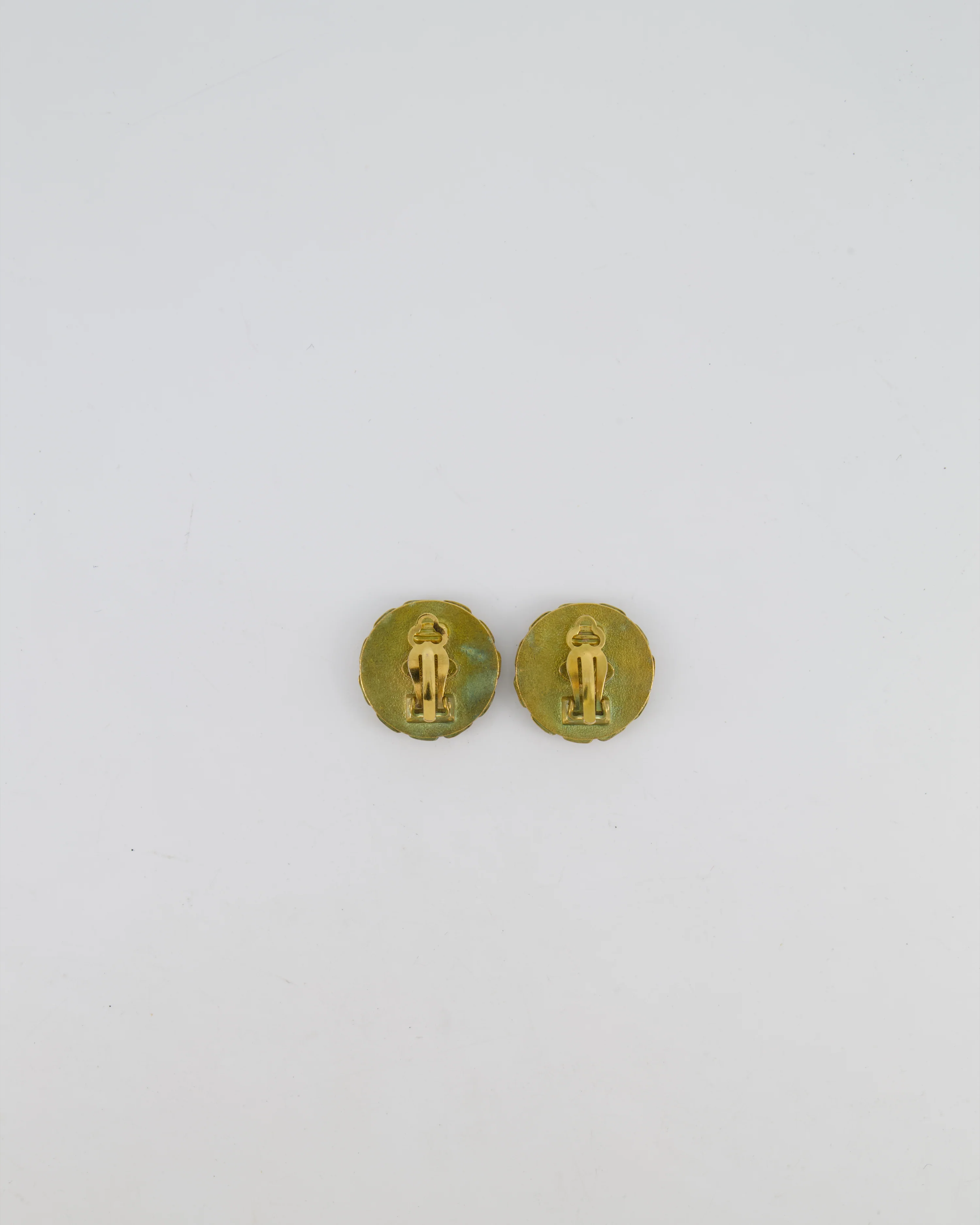 Chanel 94A Vintage CC Brushed Gold Matelasse Round Small Clip-On Earrings with Black Detailing - Image 4