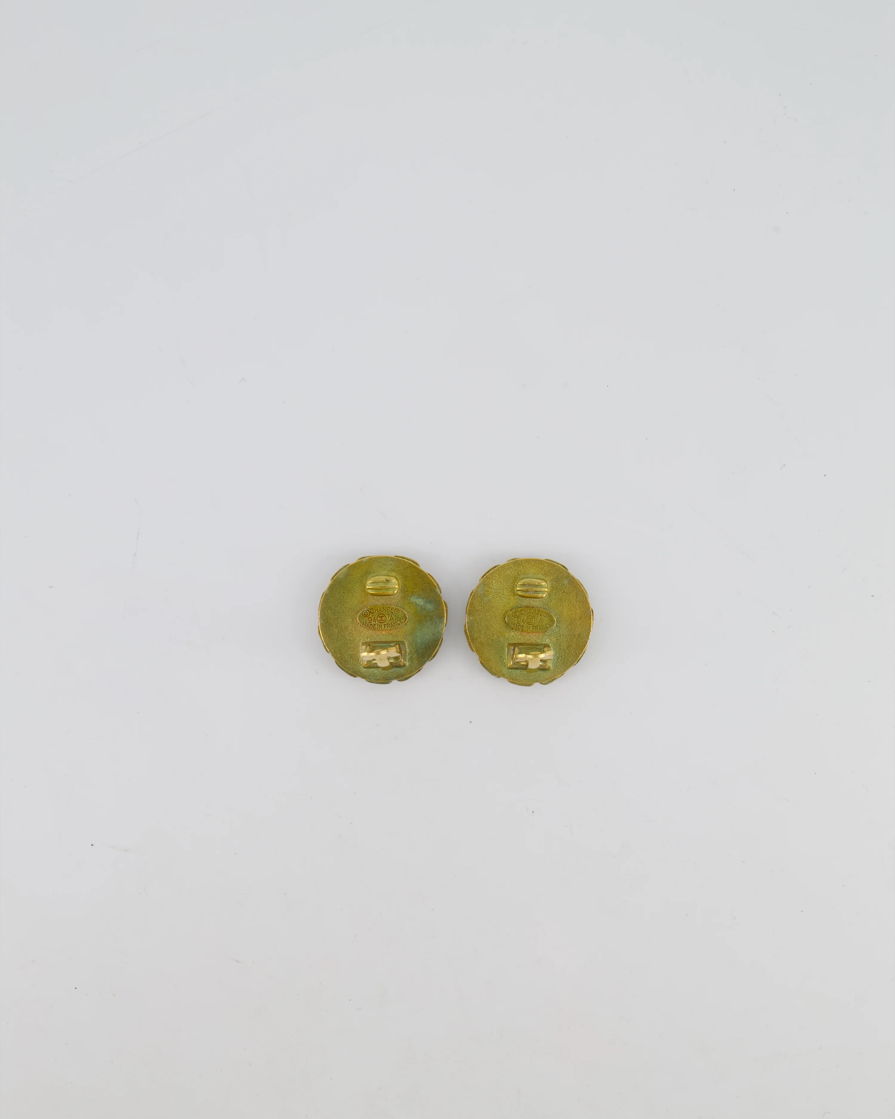 Chanel 94A Vintage CC Brushed Gold Matelasse Round Small Clip-On Earrings with Black Detailing - Image 5