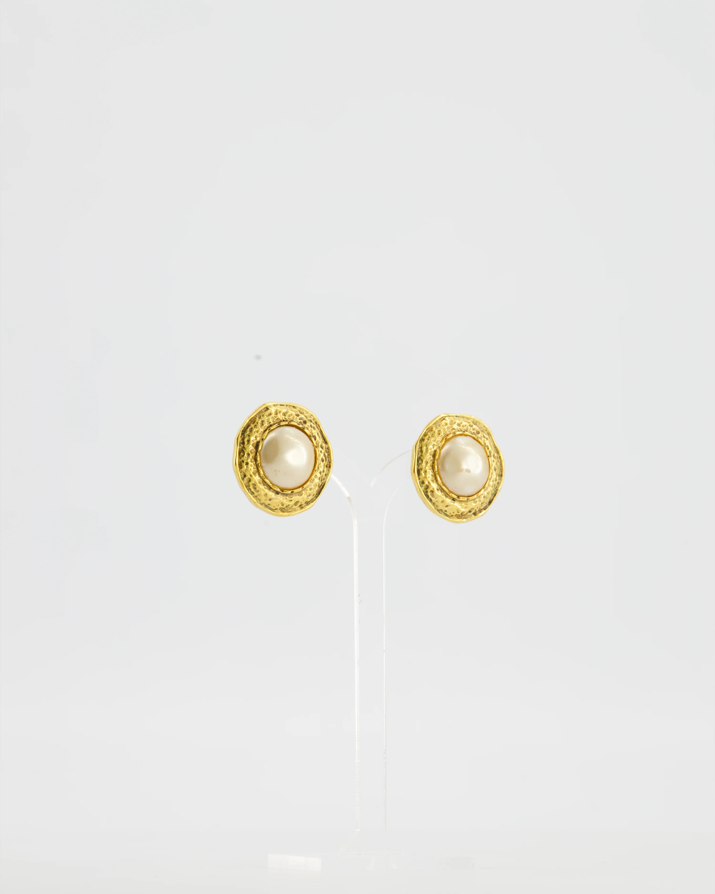 Chanel Vintage Gold-Plated Clip-on Earrings with a Simulated Pearl Centre - Image 5