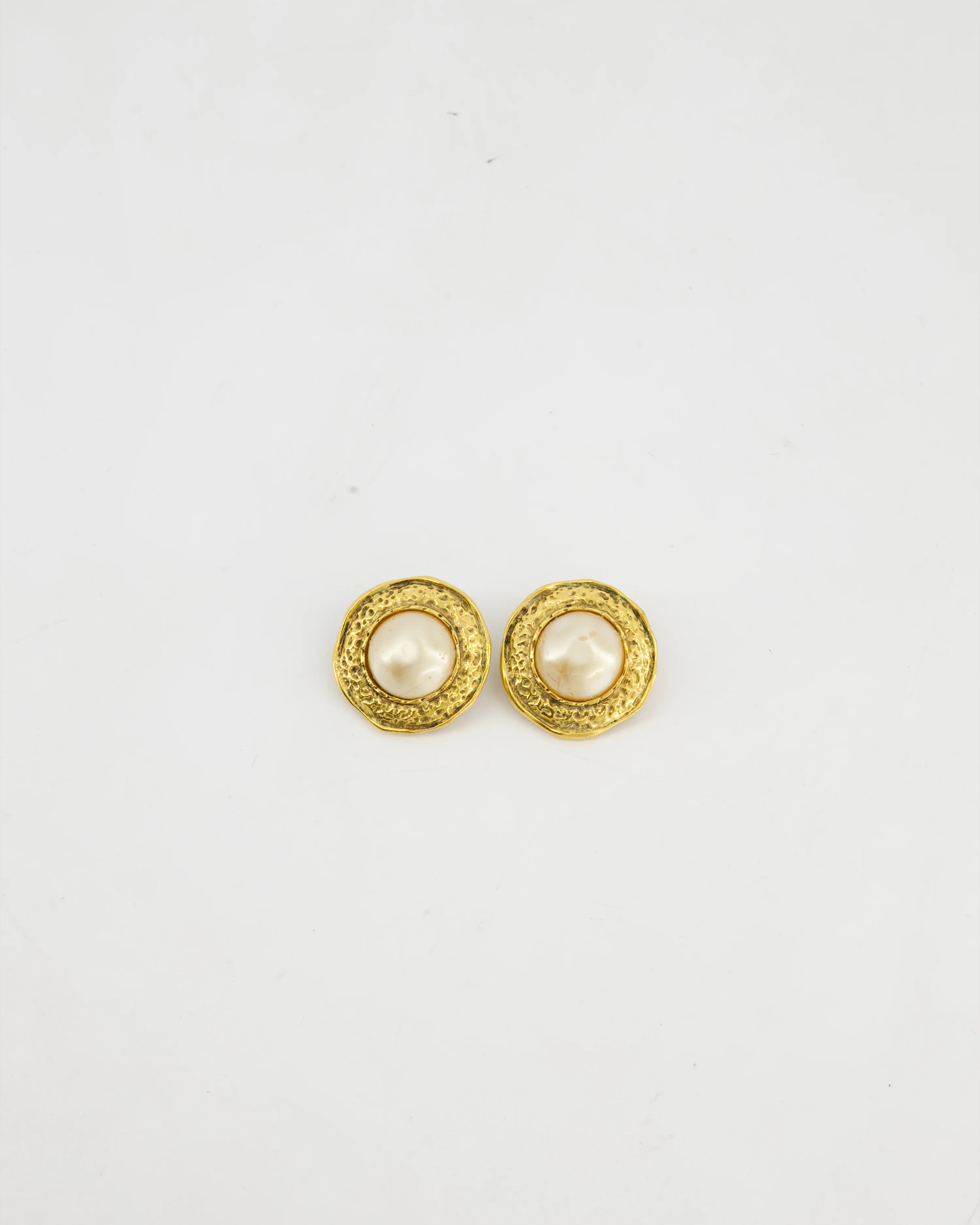 Chanel Vintage Gold-Plated Clip-on Earrings with a Simulated Pearl Centre - Image 6