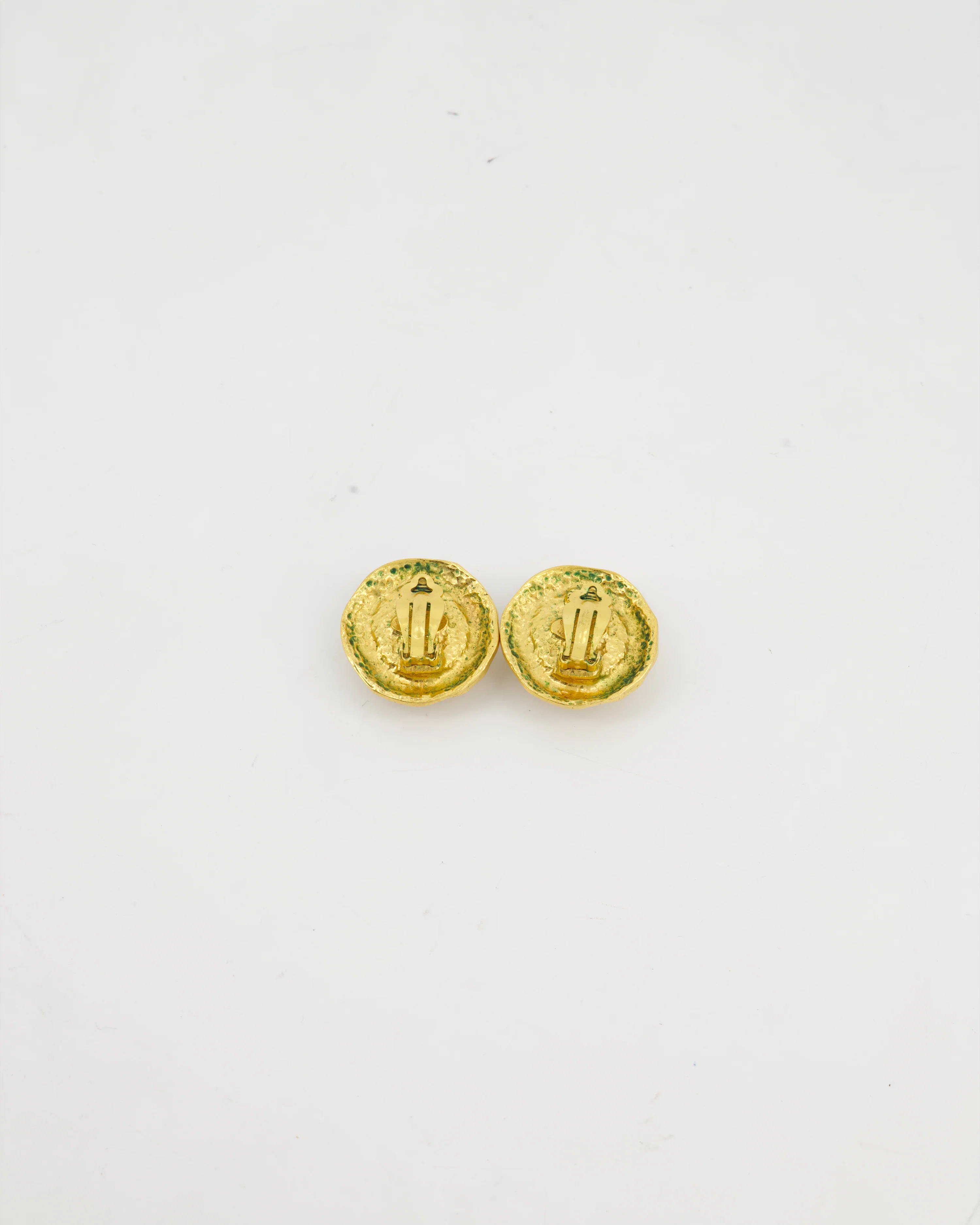 Chanel Vintage Gold-Plated Clip-on Earrings with a Simulated Pearl Centre - Image 7